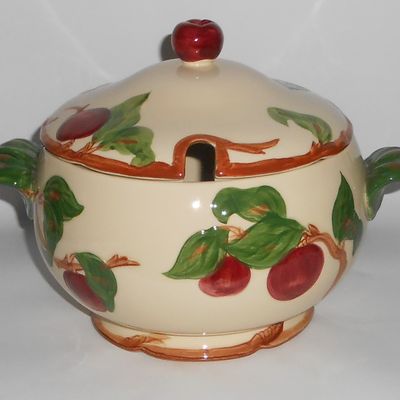 VINTAGE Franciscan Pottery Apple U.S.A. Soup Tureen w/L