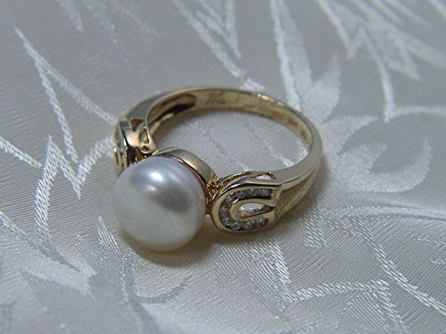 Ring 14K Gold 9mm Pearl and Bezel Set 20 Diamond