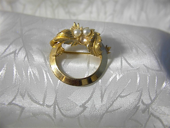 SARAH COVENTRY Pearl and Goldtone SARAH COVENTRY Brooch