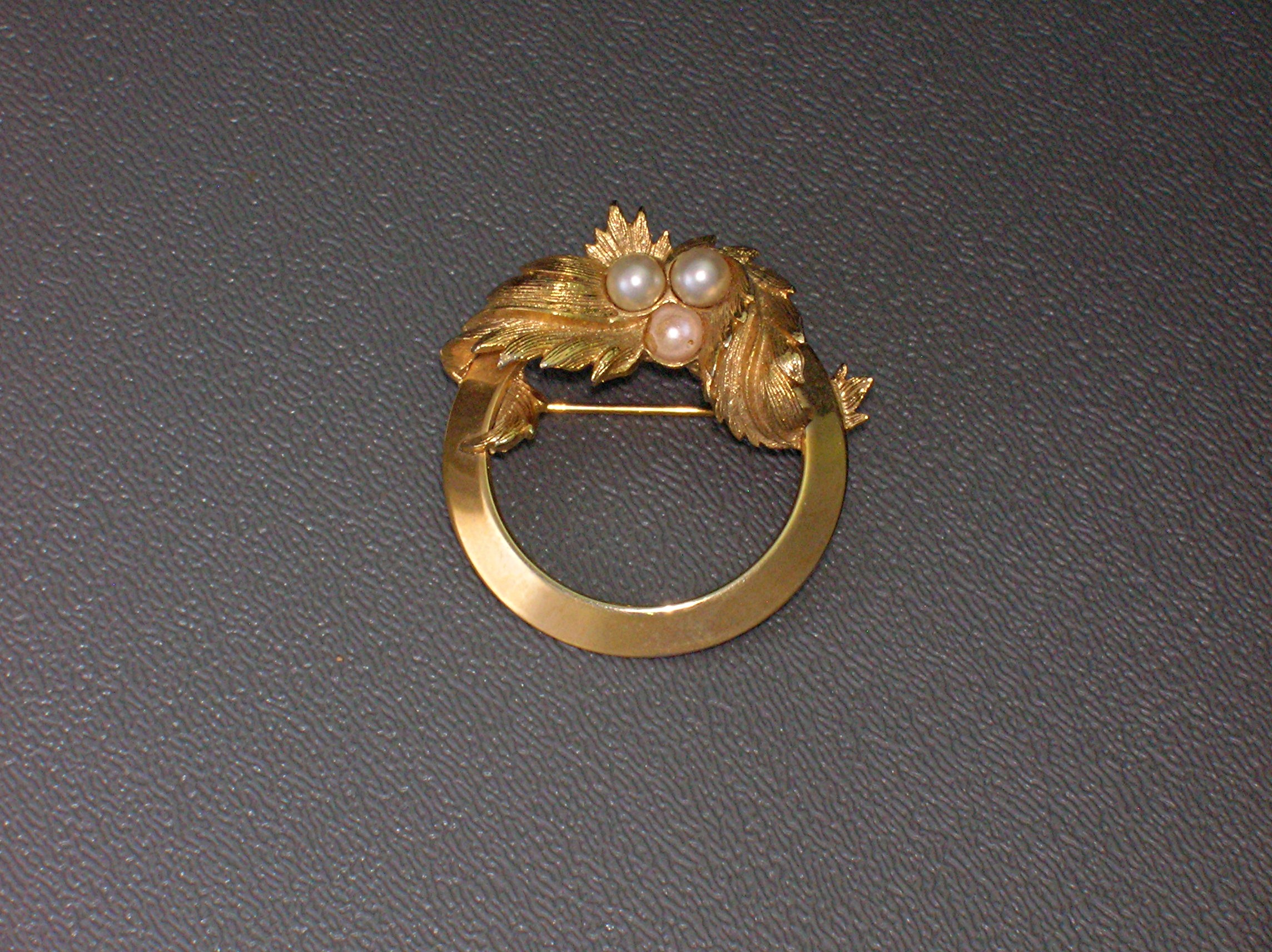 SARAH COVENTRY Pearl and Goldtone SARAH COVENTRY Brooch