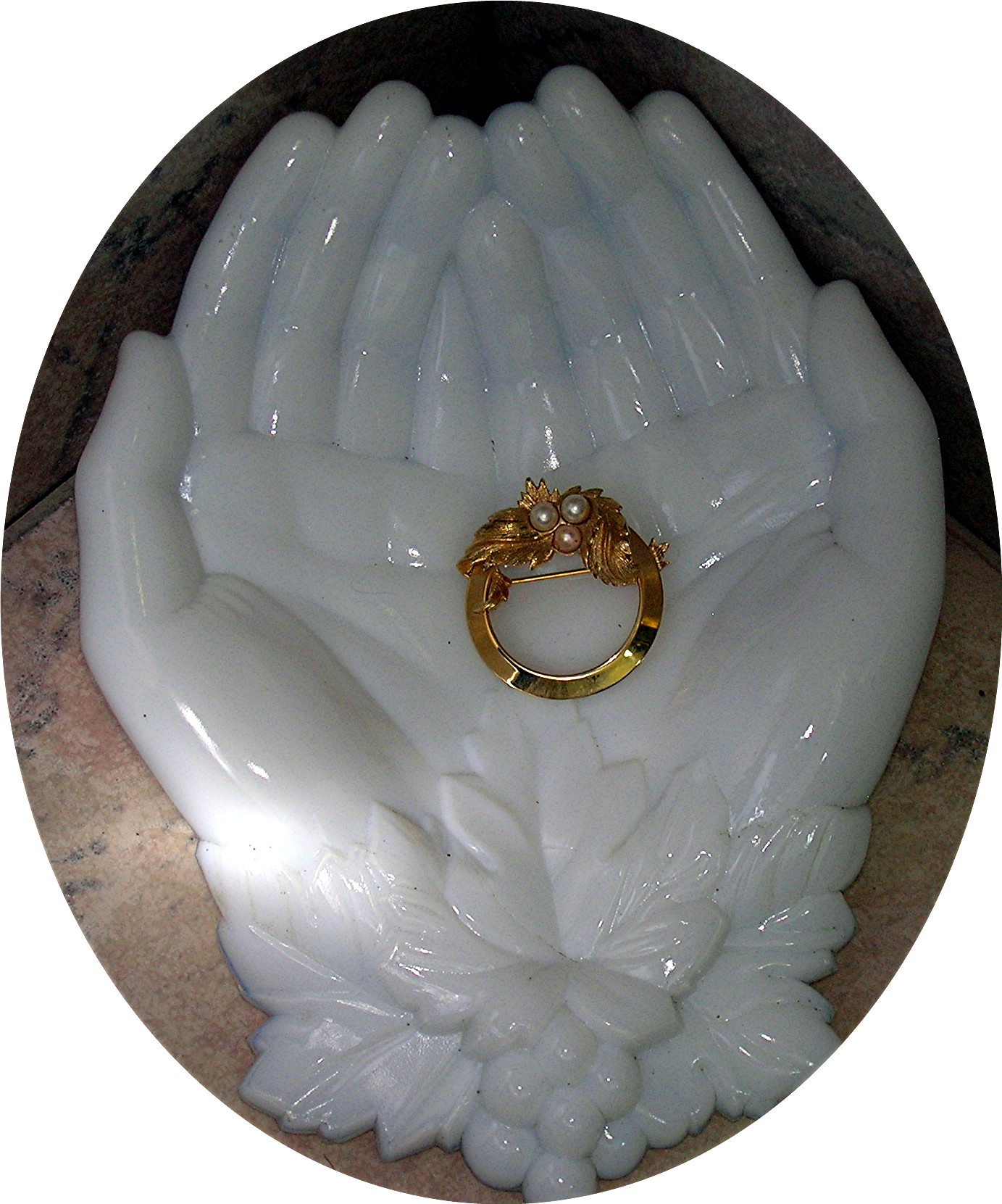 SARAH COVENTRY Pearl and Goldtone SARAH COVENTRY Brooch