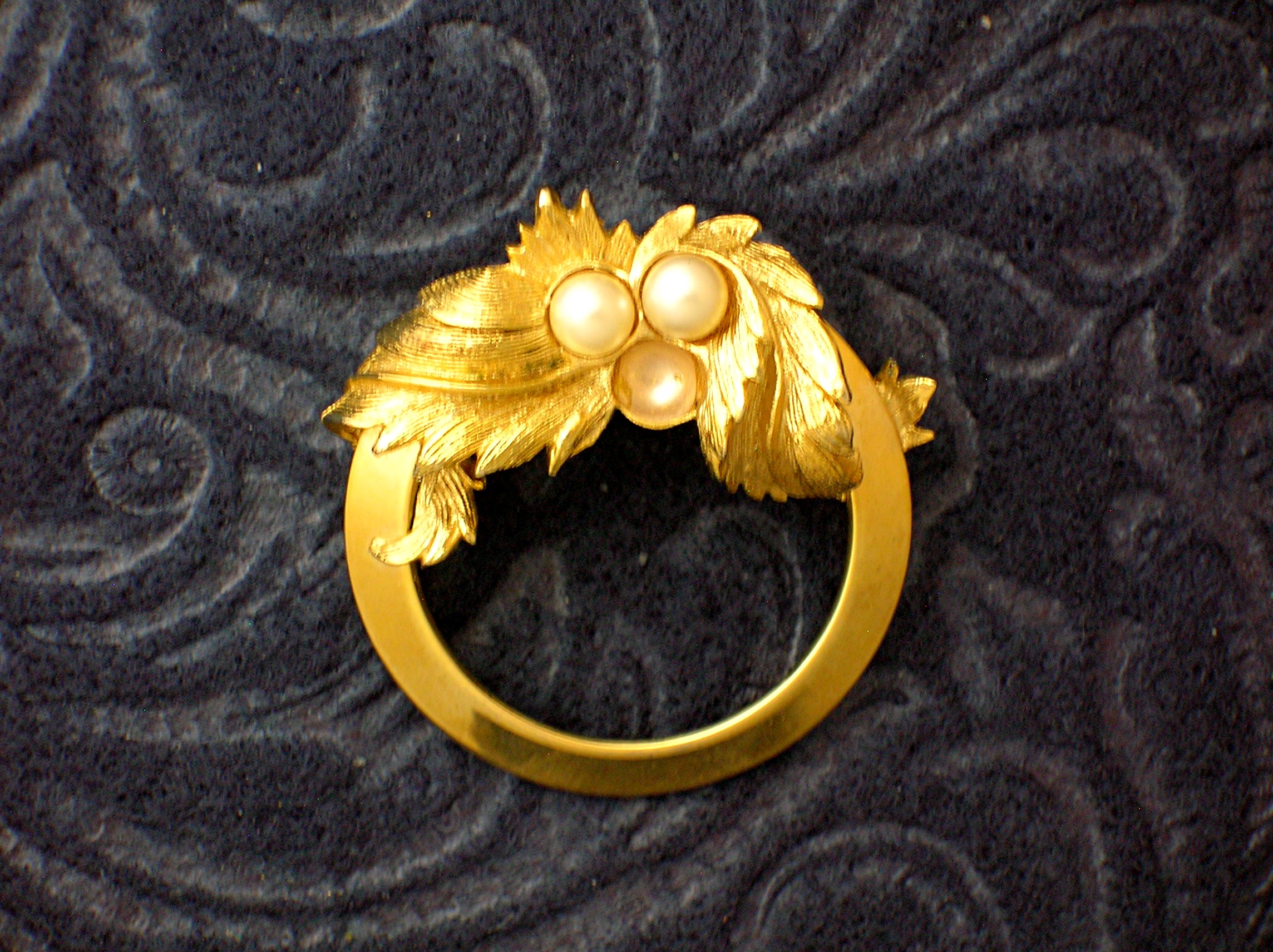 SARAH COVENTRY Pearl and Goldtone SARAH COVENTRY Brooch