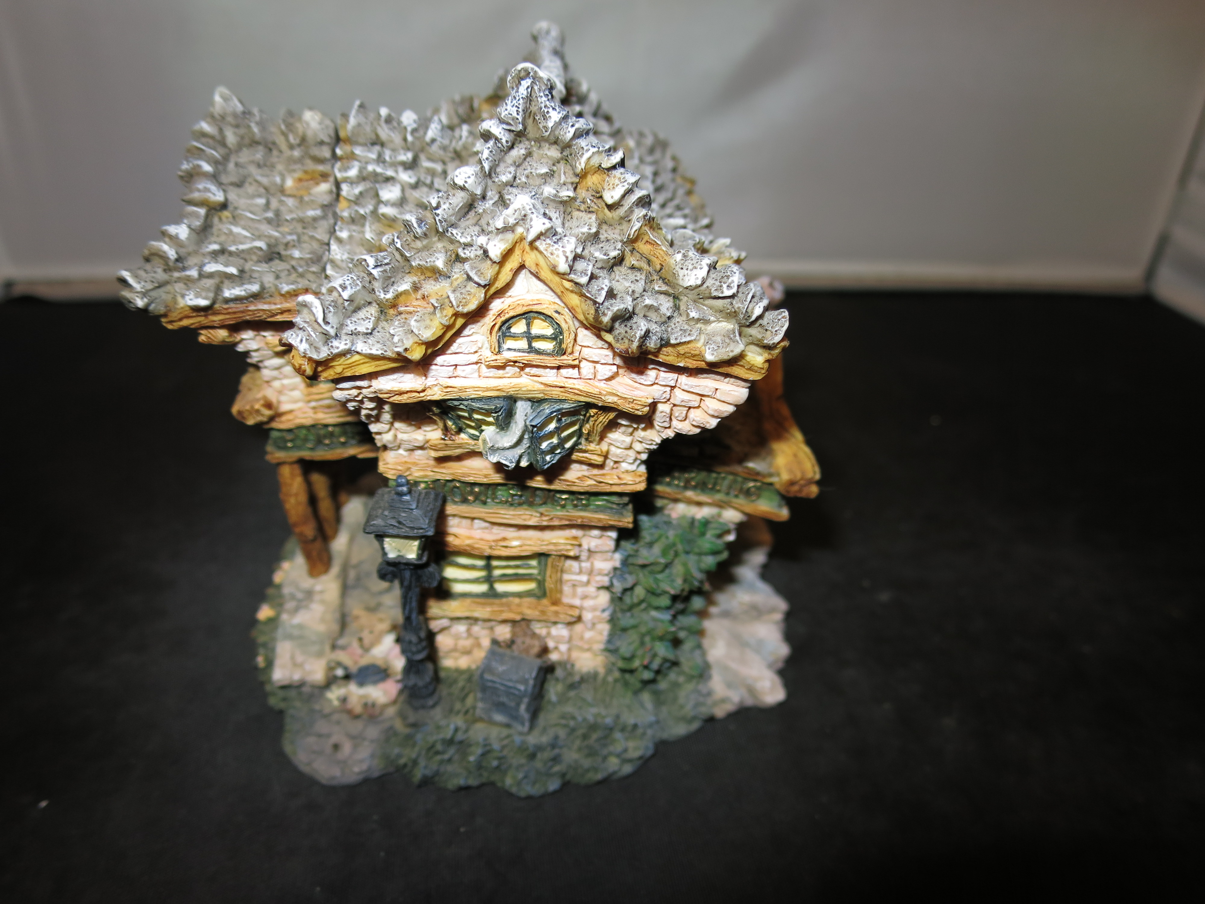 Boyd's Bearly Built Villages The Public Library no 6
