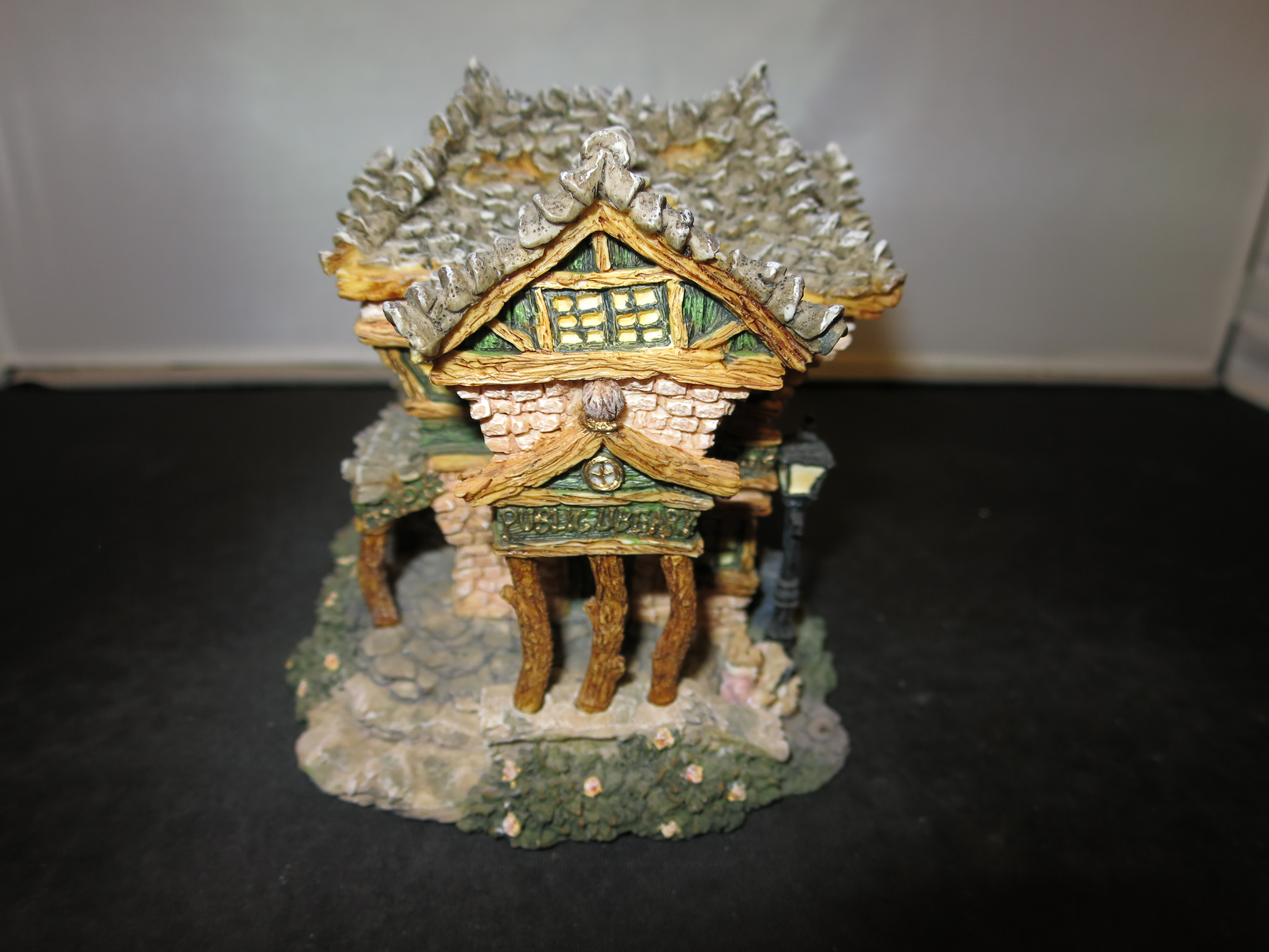 Boyd's Bearly Built Villages The Public Library no 6