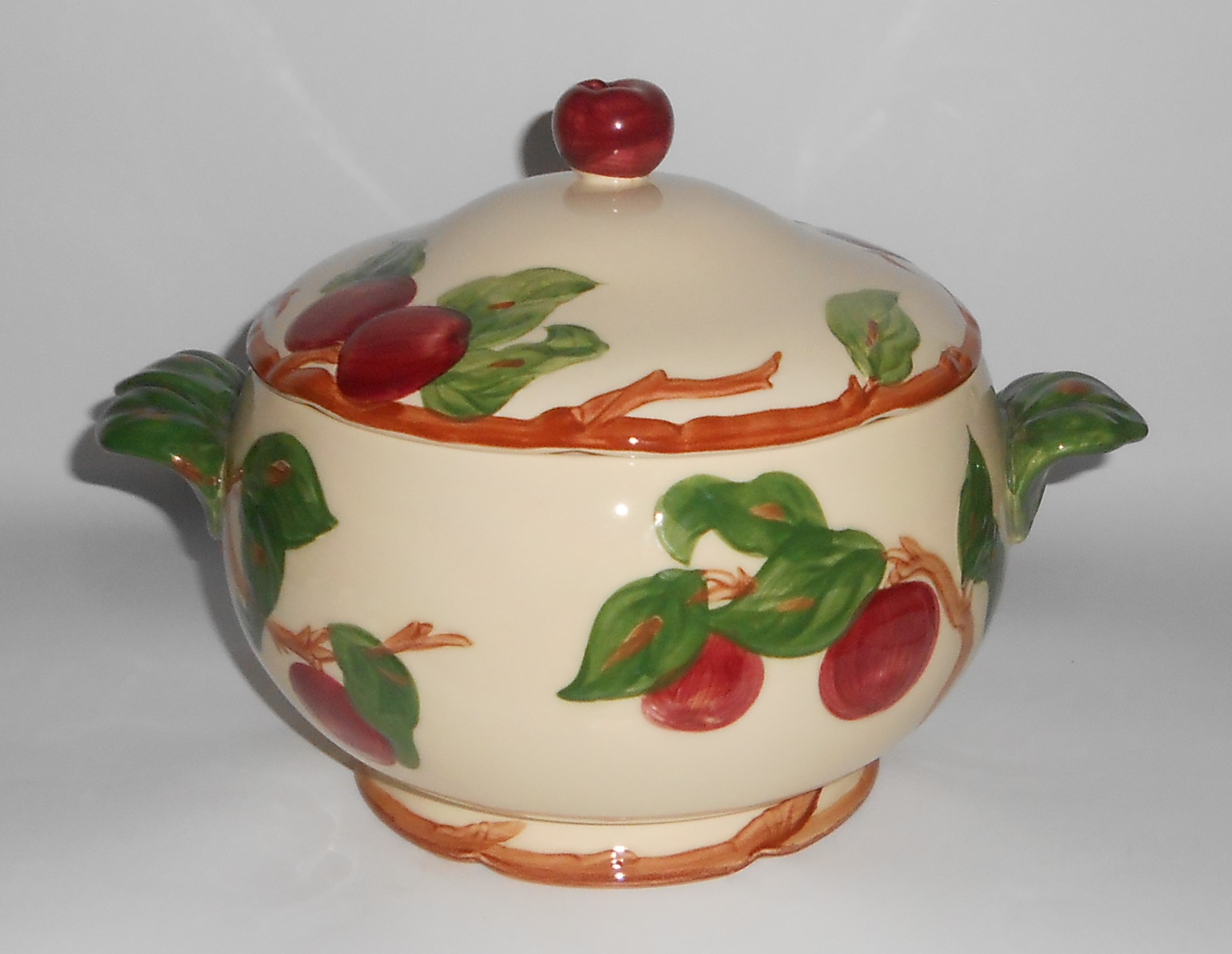 VINTAGE Franciscan Pottery Apple U.S.A. Soup Tureen w/L