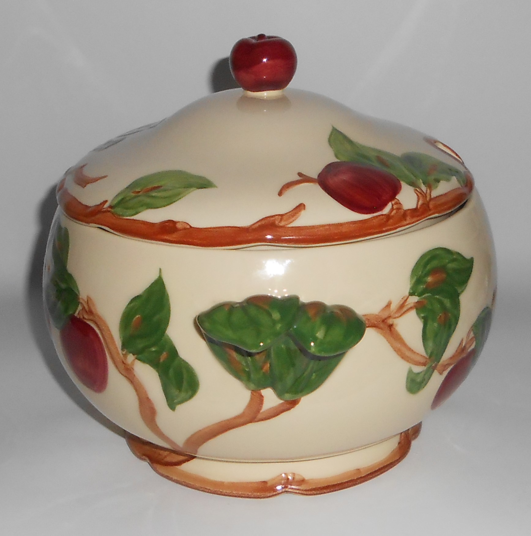 VINTAGE Franciscan Pottery Apple U.S.A. Soup Tureen w/L