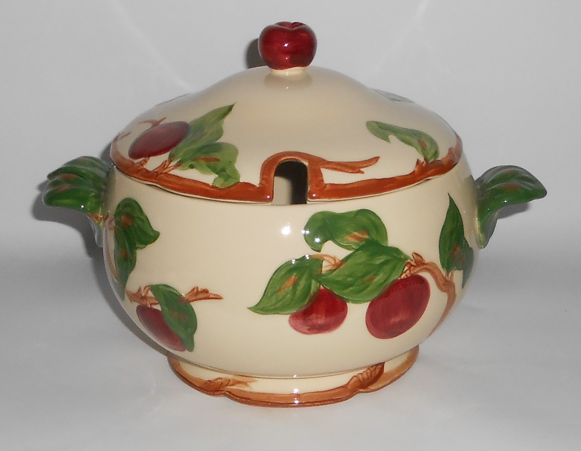VINTAGE Franciscan Pottery Apple U.S.A. Soup Tureen w/L