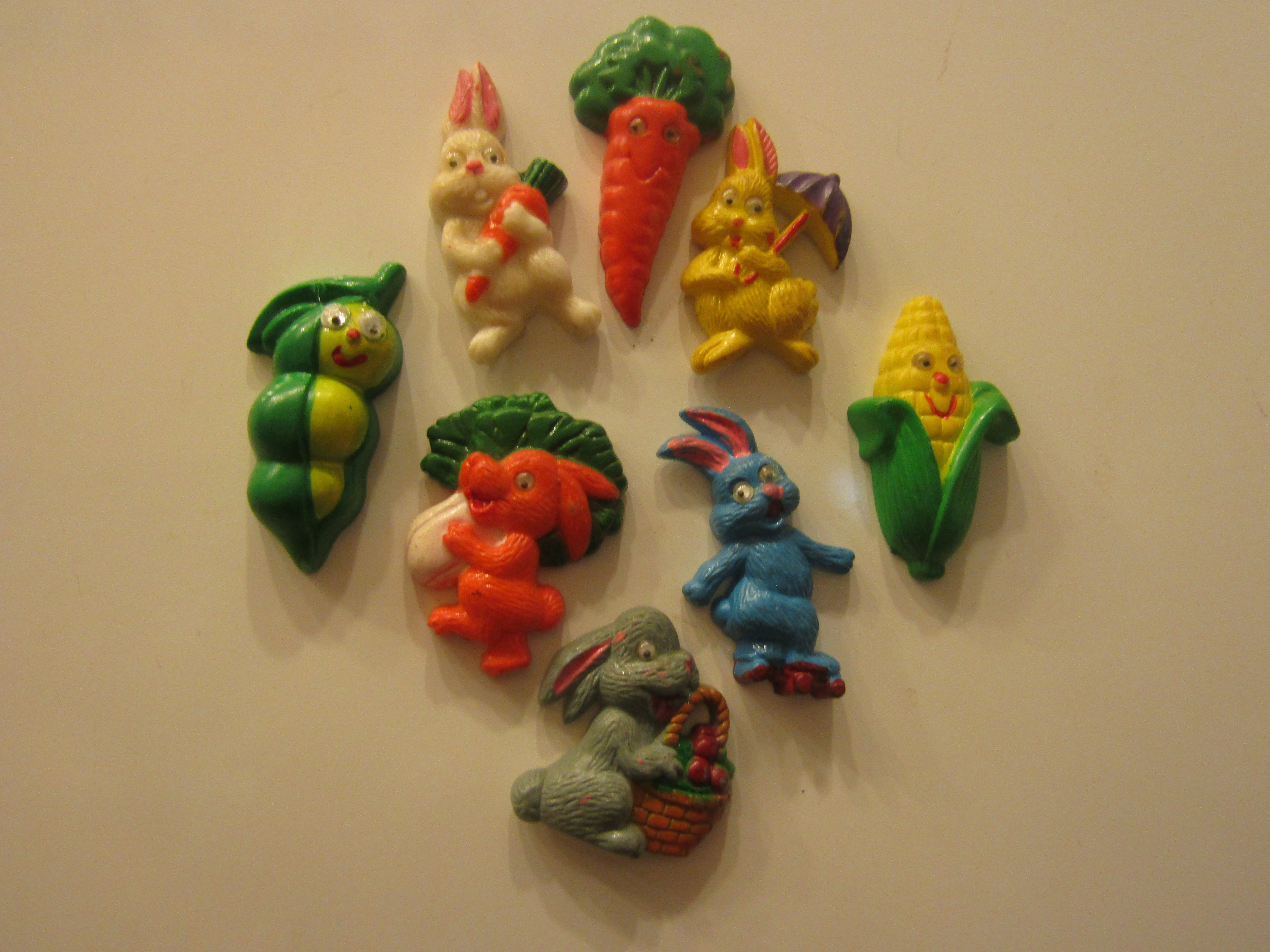 Collectable Plastic Wiggly Eye Rabbit Veg Magnet Set