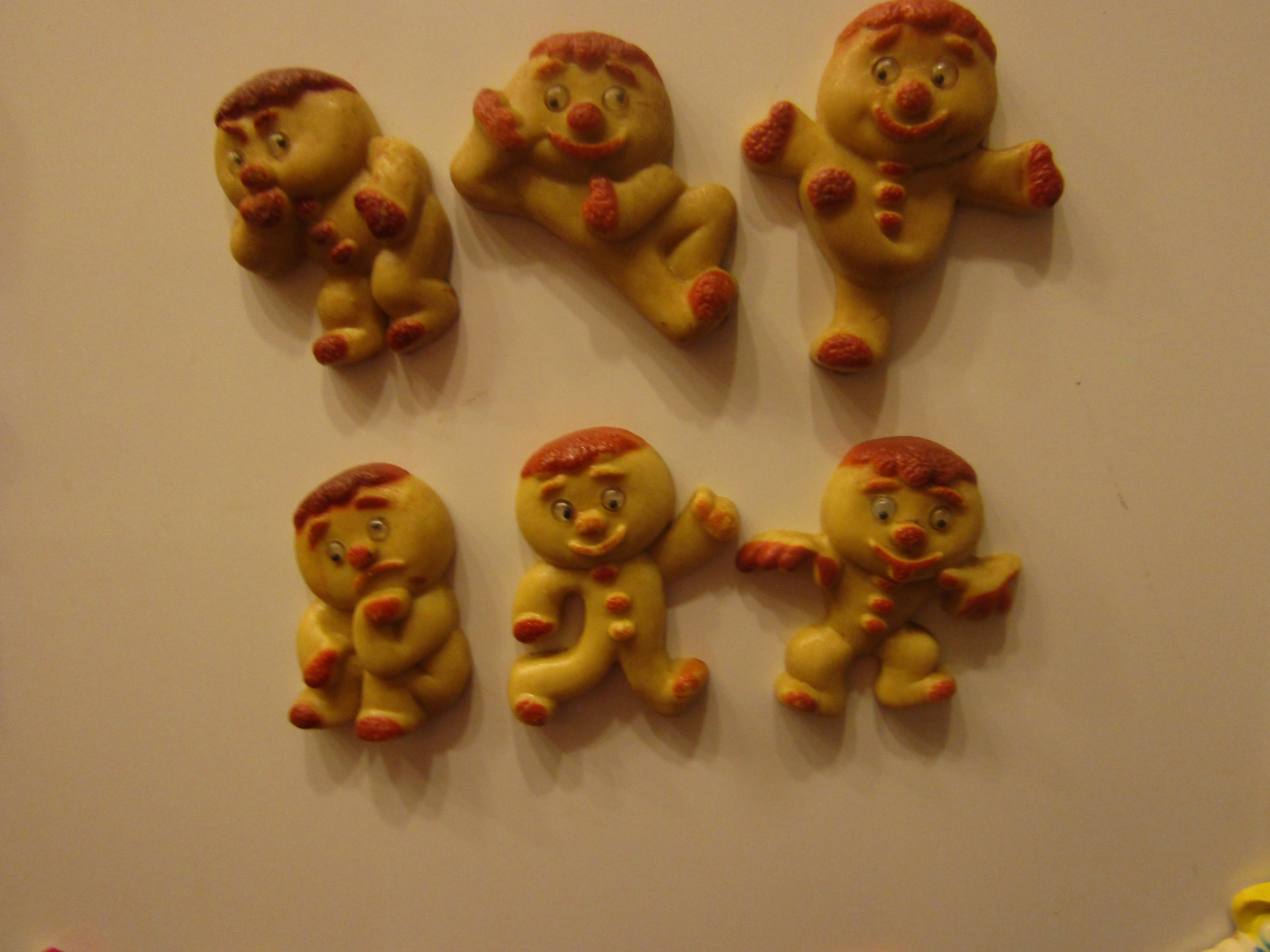 Plastic Wiggly Eye Gingerbread Men Magnet Set
