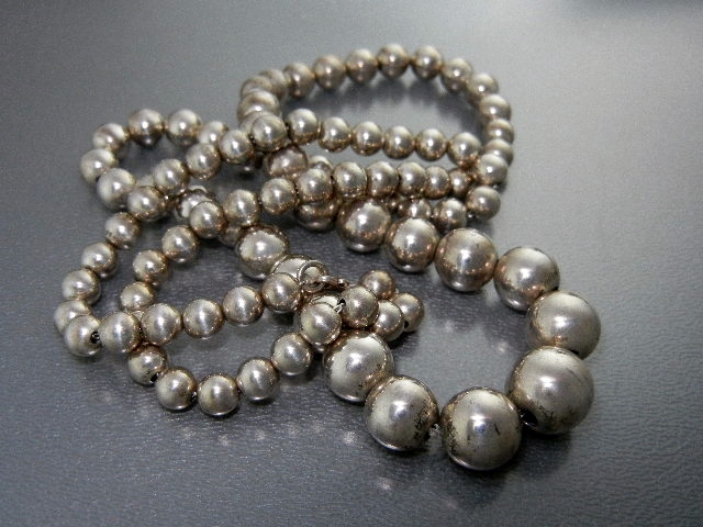Navajo  Sterling Silver Navajo Pearls  Signed RV 74 Gra