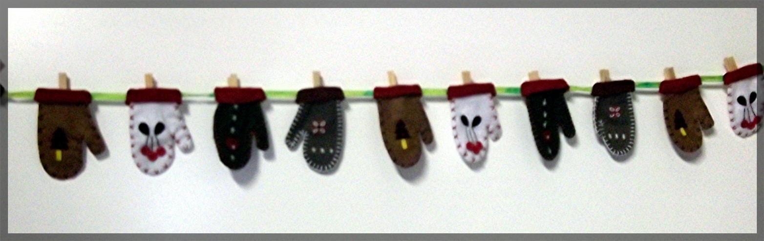 Christmas Felt Mittens Clothes Pin Card Holder