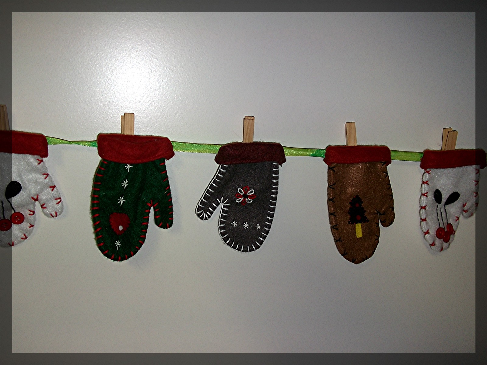 Christmas Felt Mittens Clothes Pin Card Holder
