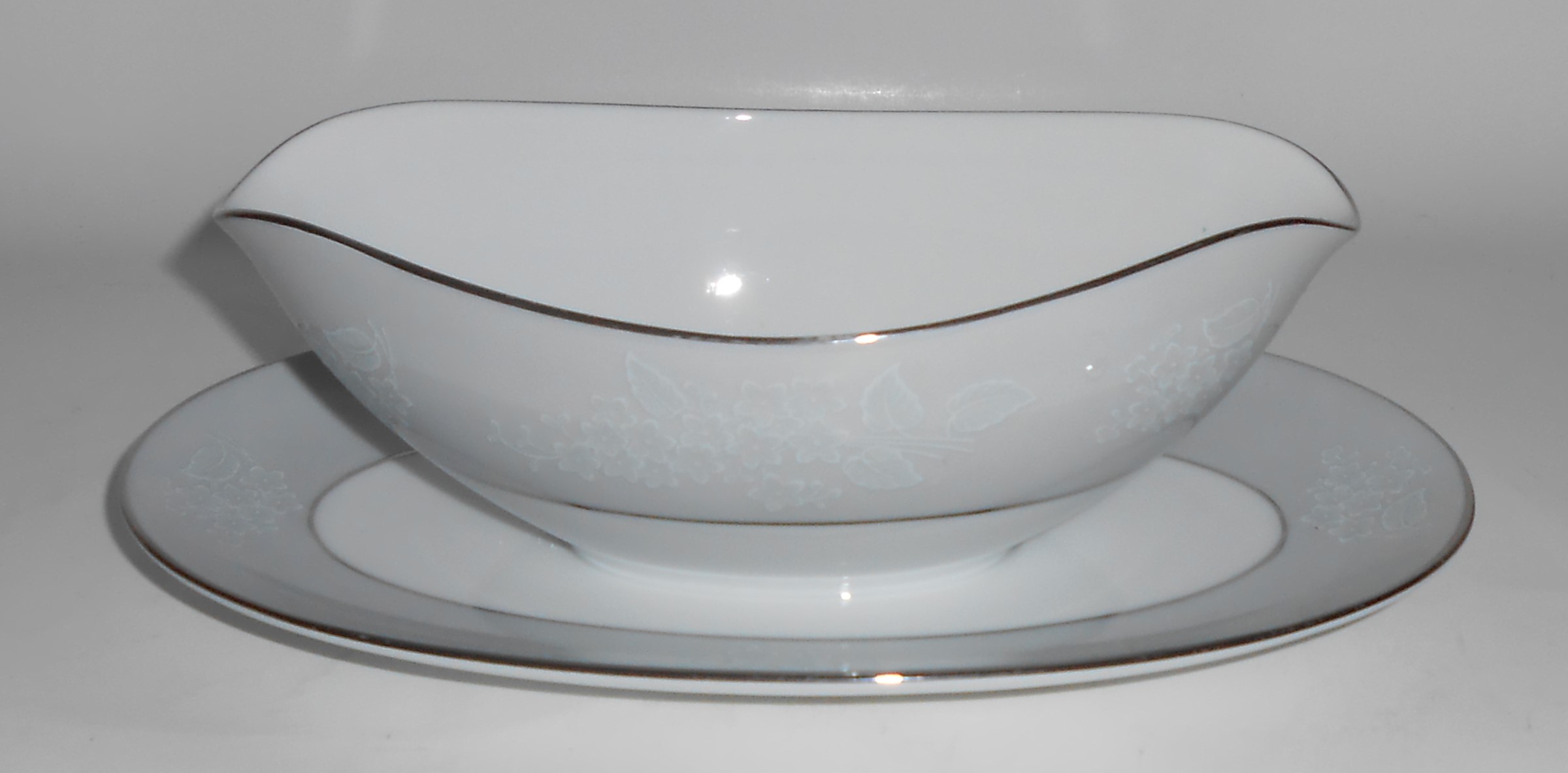 Noritake China Porcelain Platinum 5696 Damask Gravy Bow