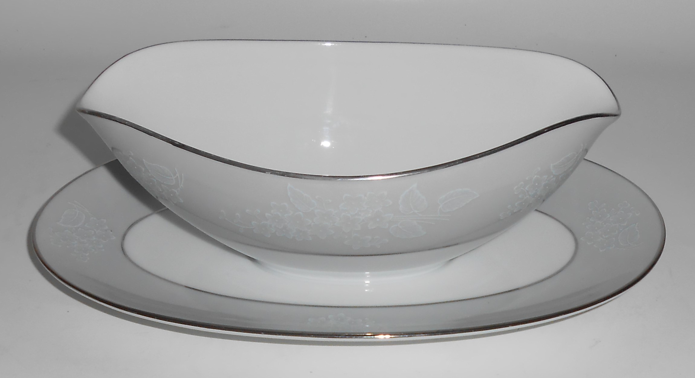 Noritake China Porcelain Platinum 5696 Damask Gravy Bow