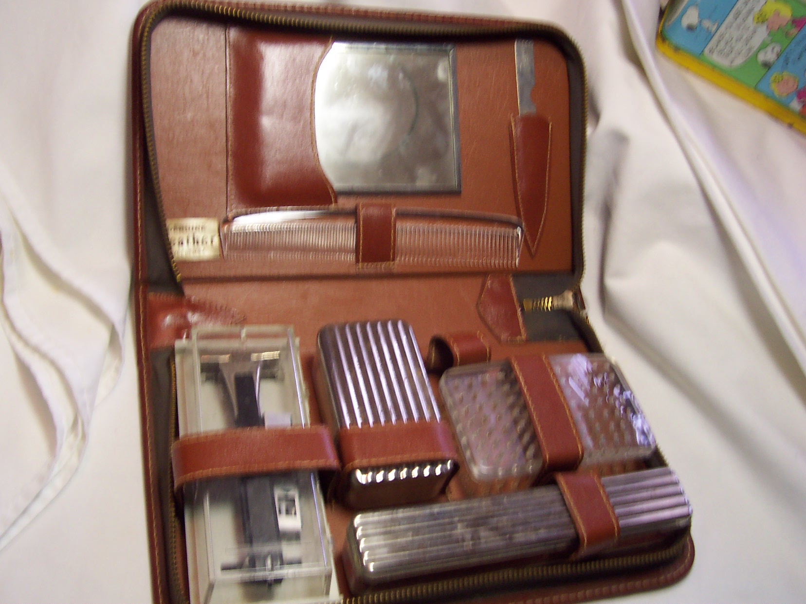 Shlitz Toiletries Set in Leather Case