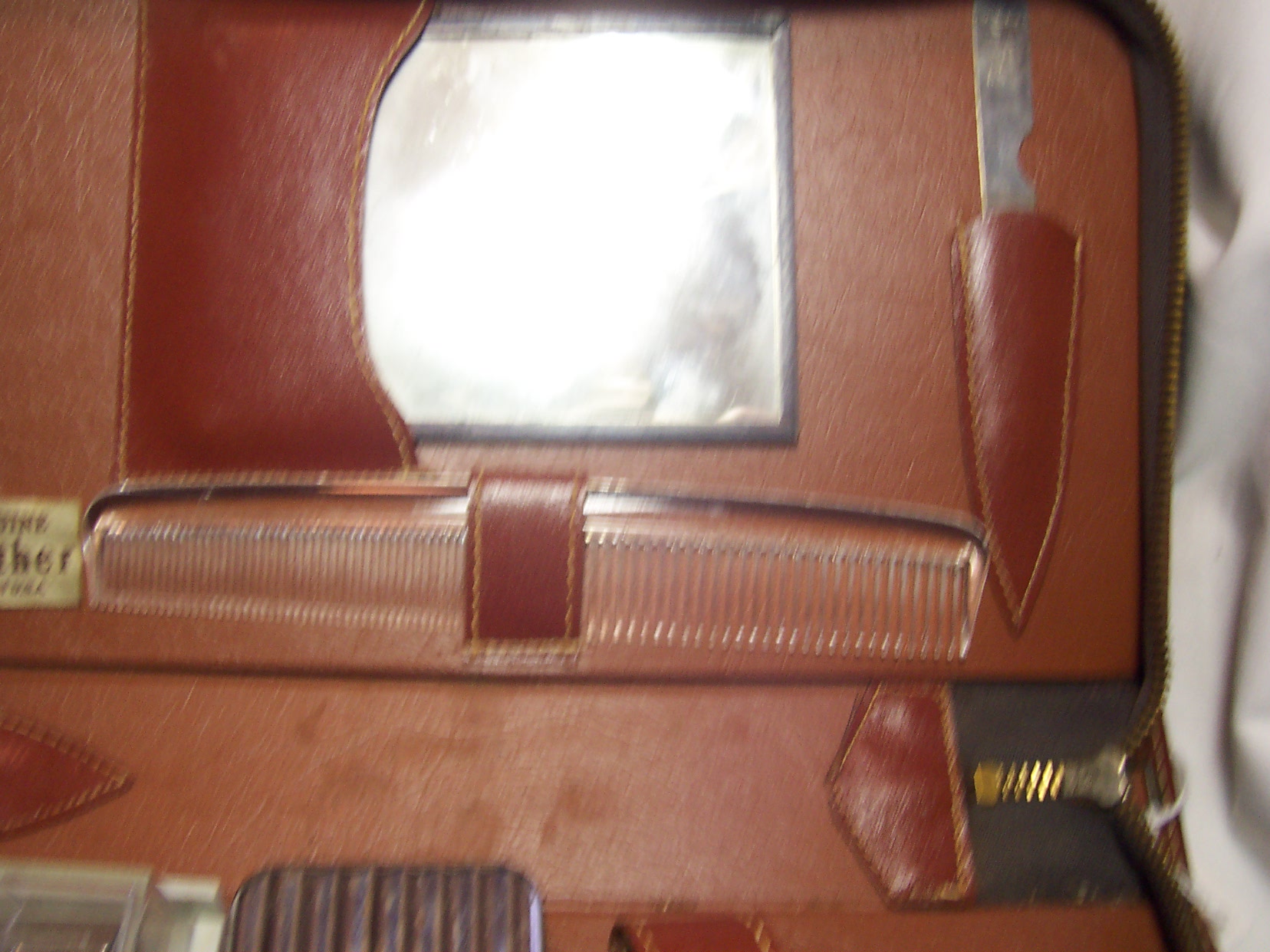 Shlitz Toiletries Set in Leather Case