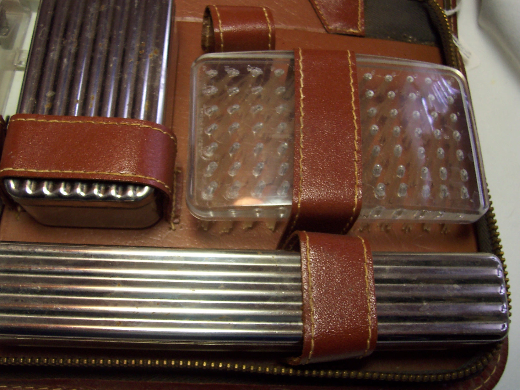 Shlitz Toiletries Set in Leather Case