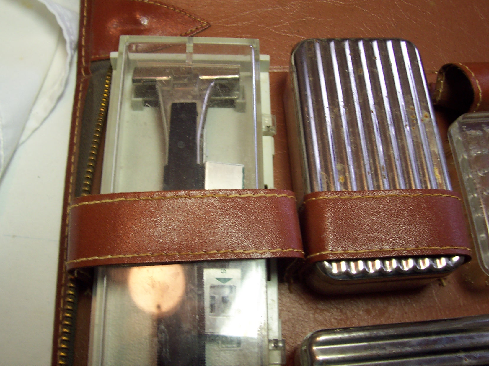 Shlitz Toiletries Set in Leather Case