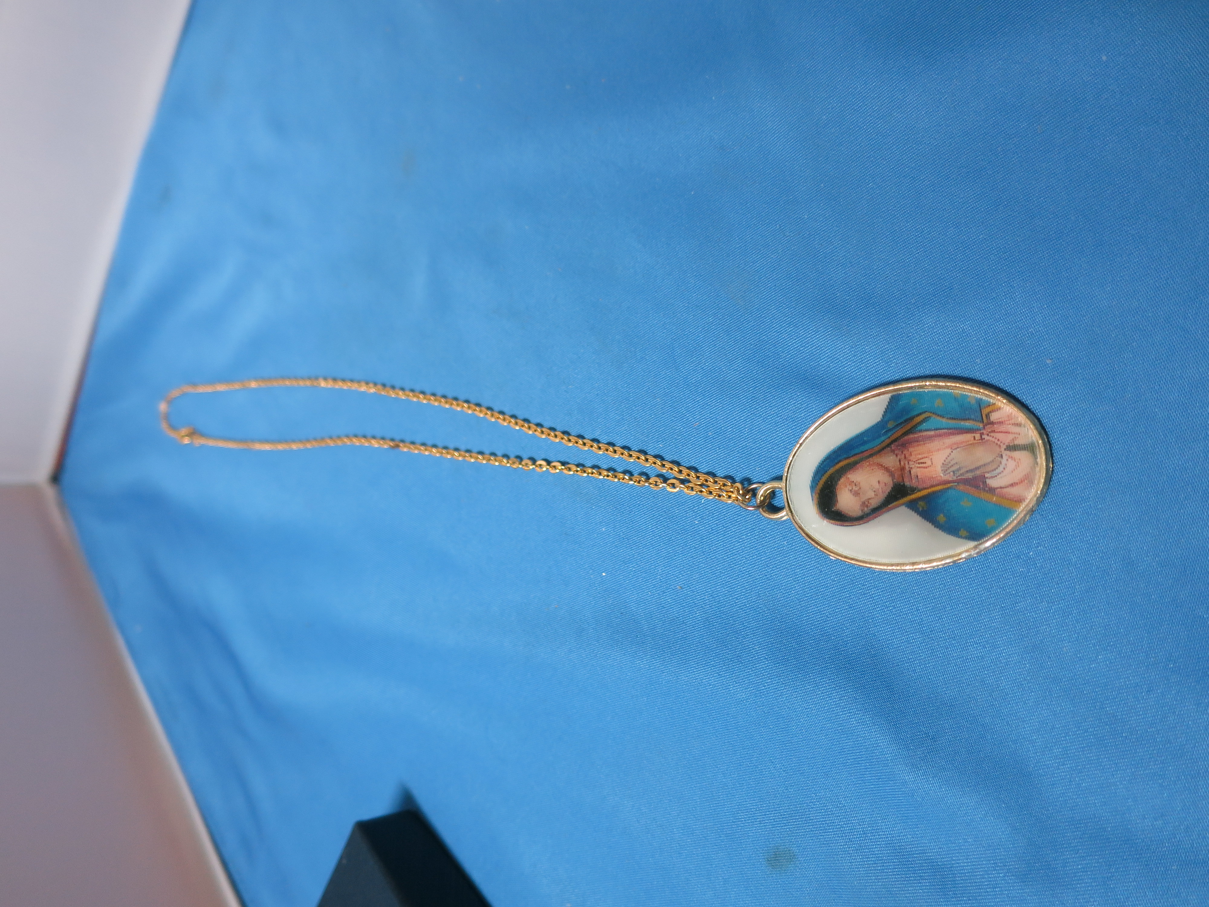 Vintage Virgin Mother Mary and Jesus Hologram Oval Pendant Cross