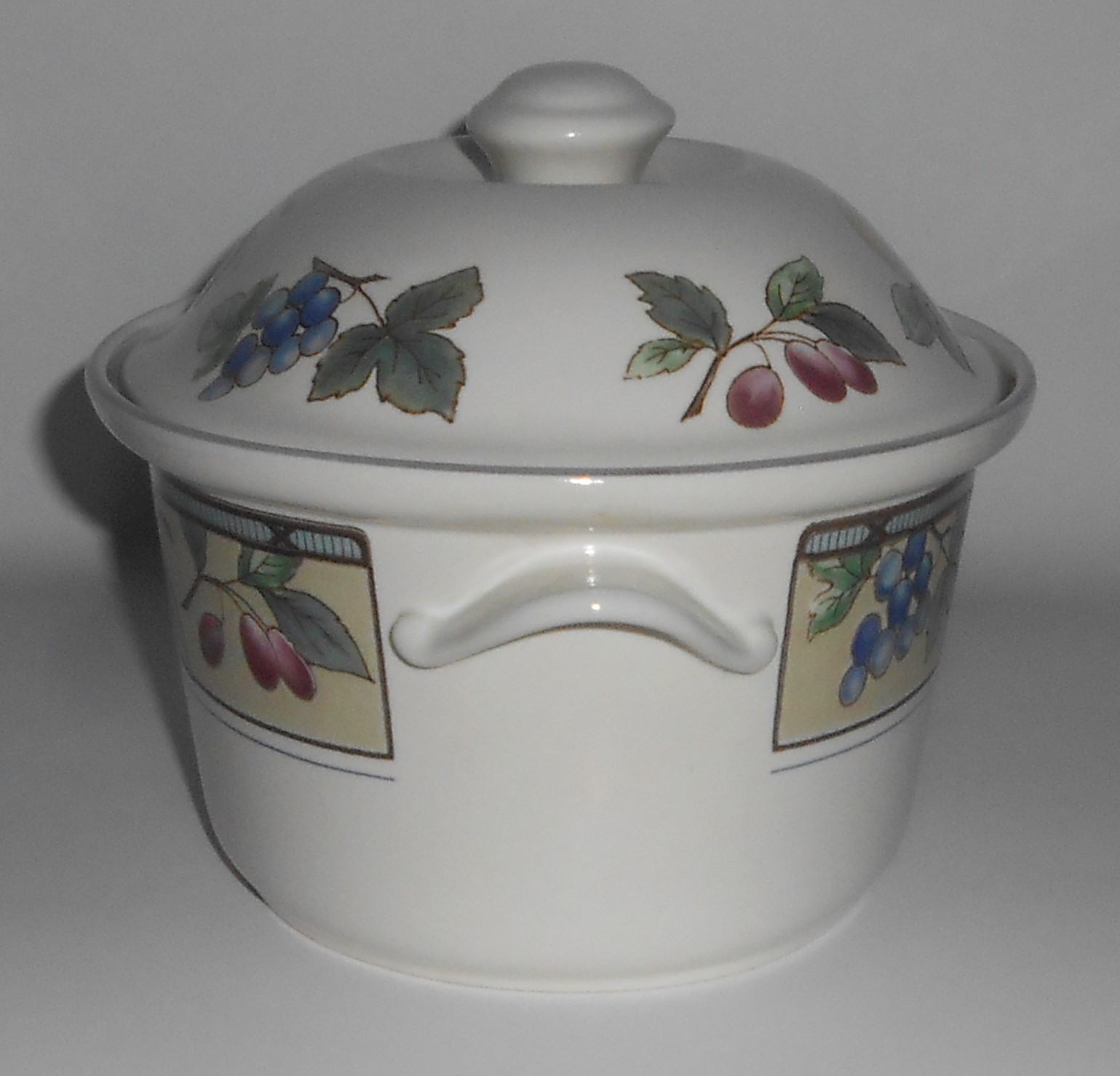 Mikasa Intaglio China CAC29 Garden Harvest 1.5 Quart Ca