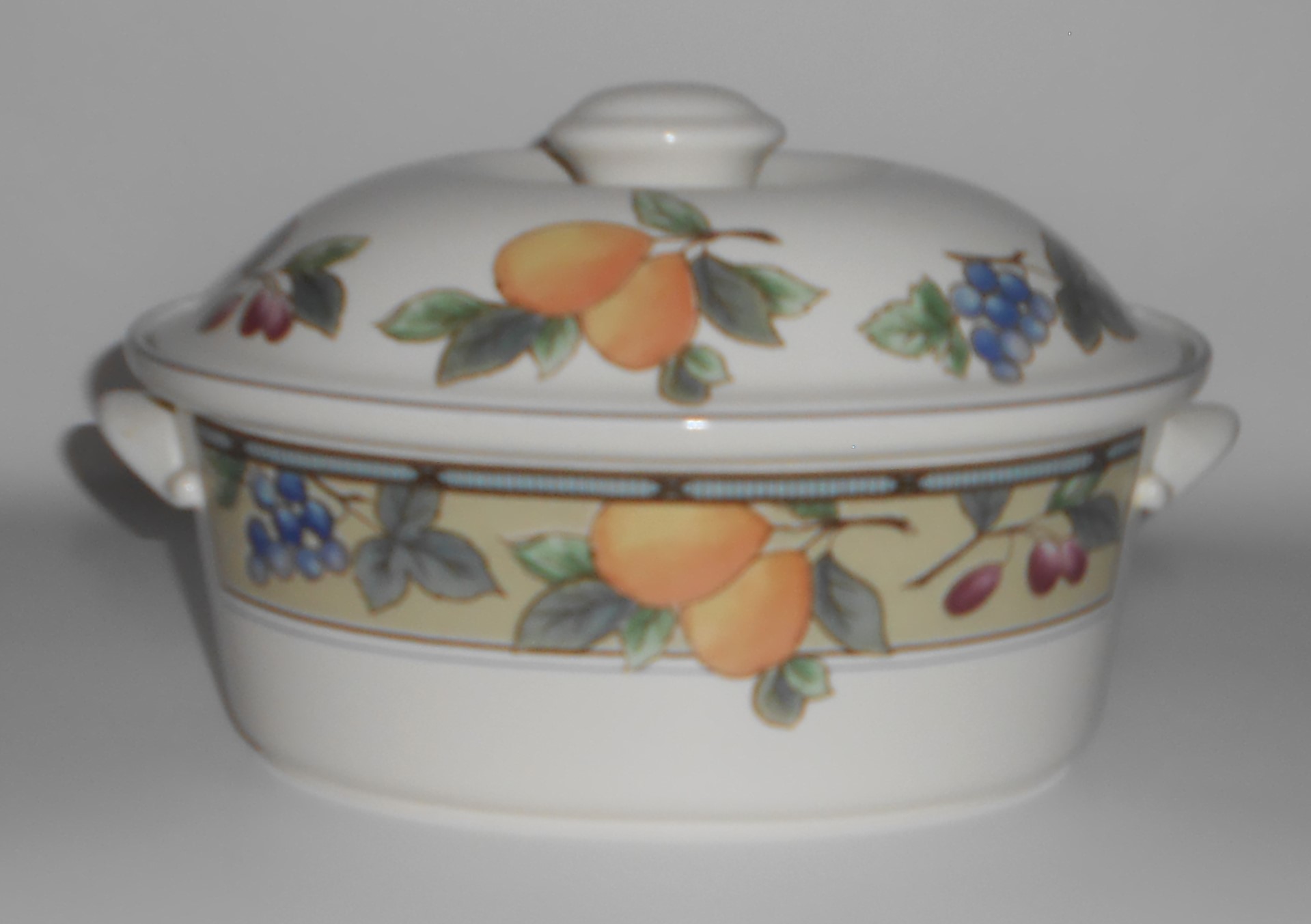 Mikasa Intaglio China CAC29 Garden Harvest 1.5 Quart Ca