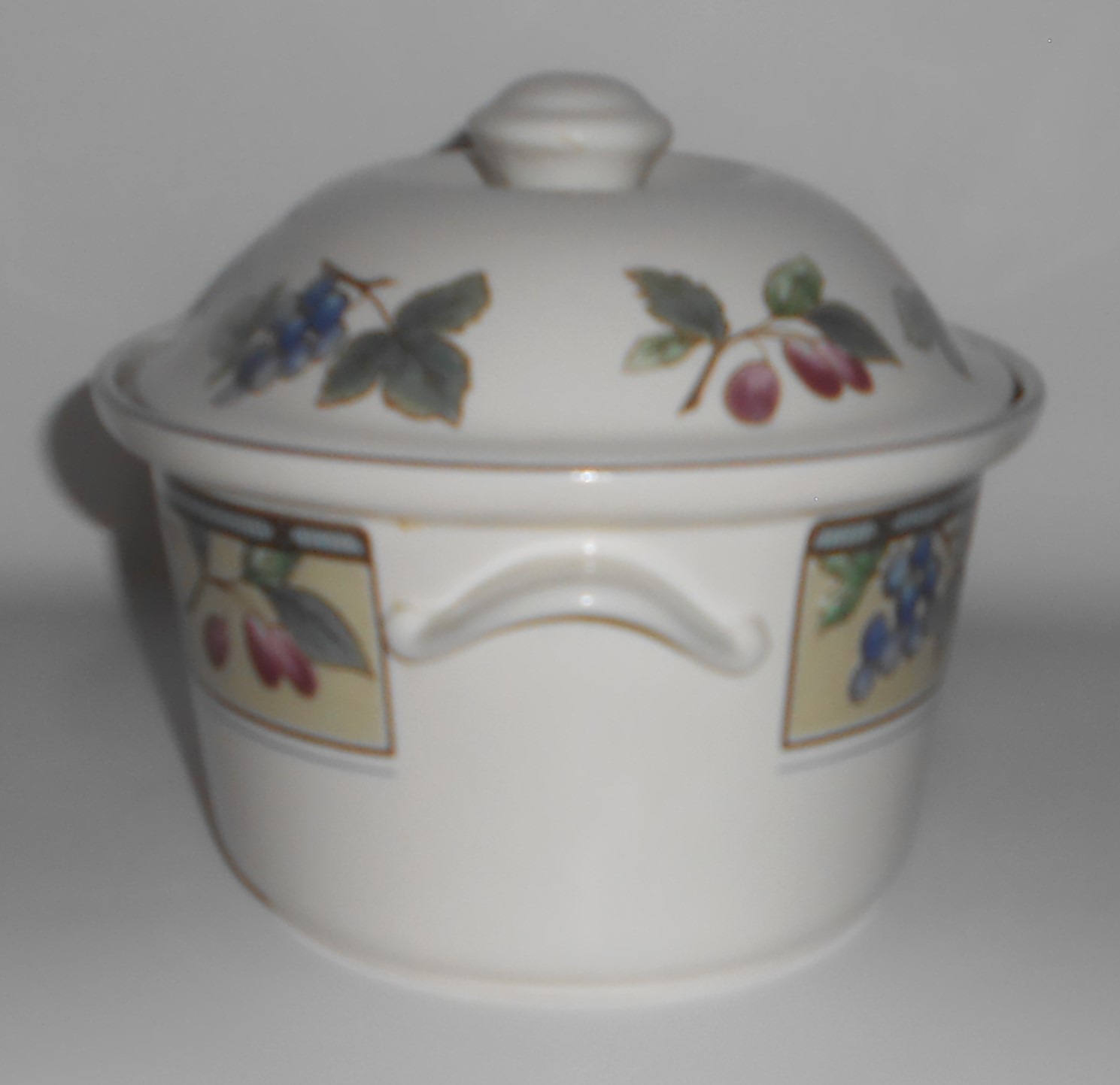 Mikasa Intaglio China CAC29 Garden Harvest 1.5 Quart Ca