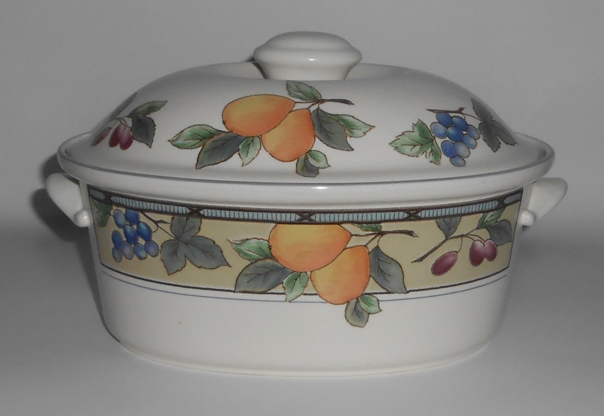 Mikasa Intaglio China CAC29 Garden Harvest 1.5 Quart Ca