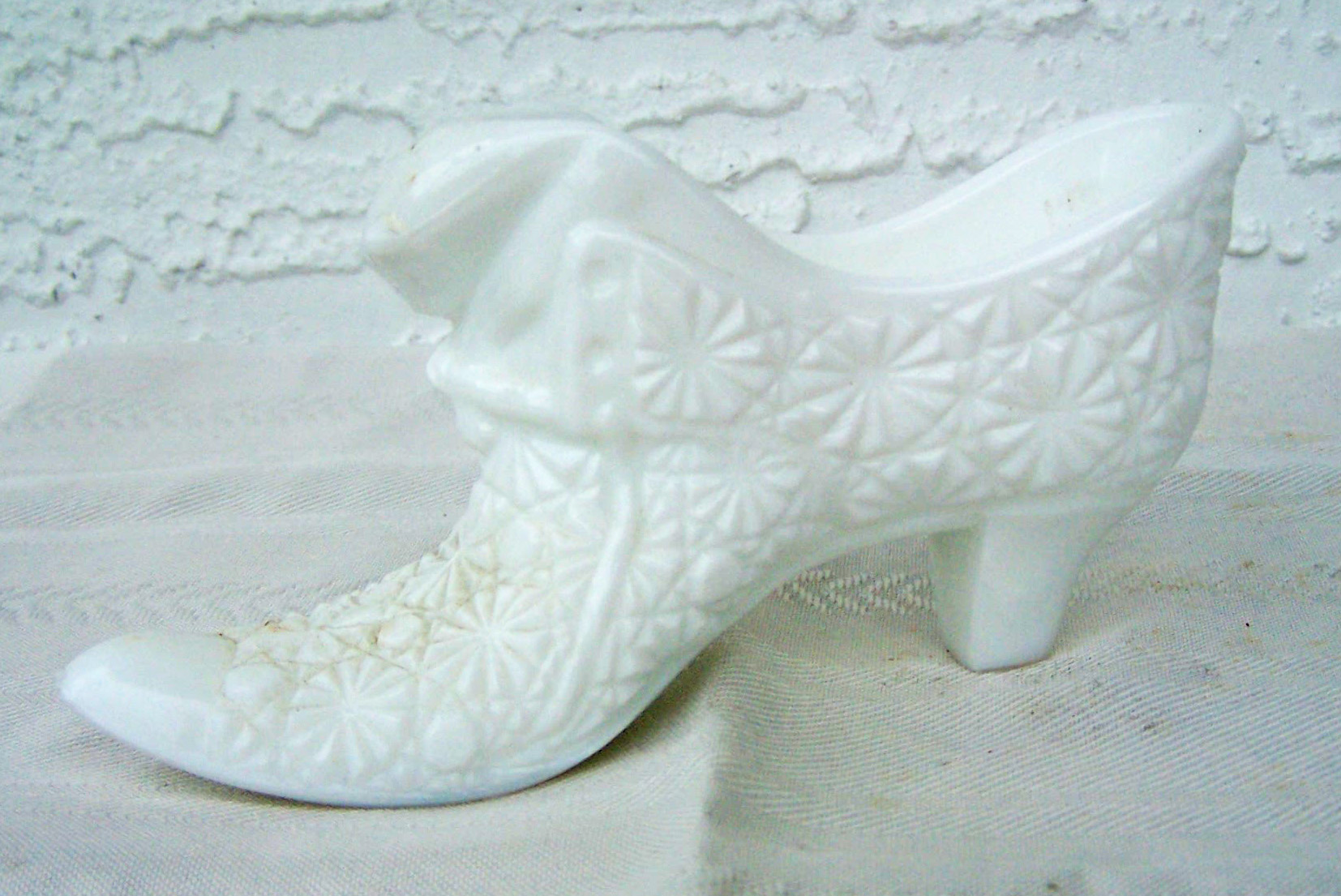 Cat Head Daisy & Button Milk Glass Shoe