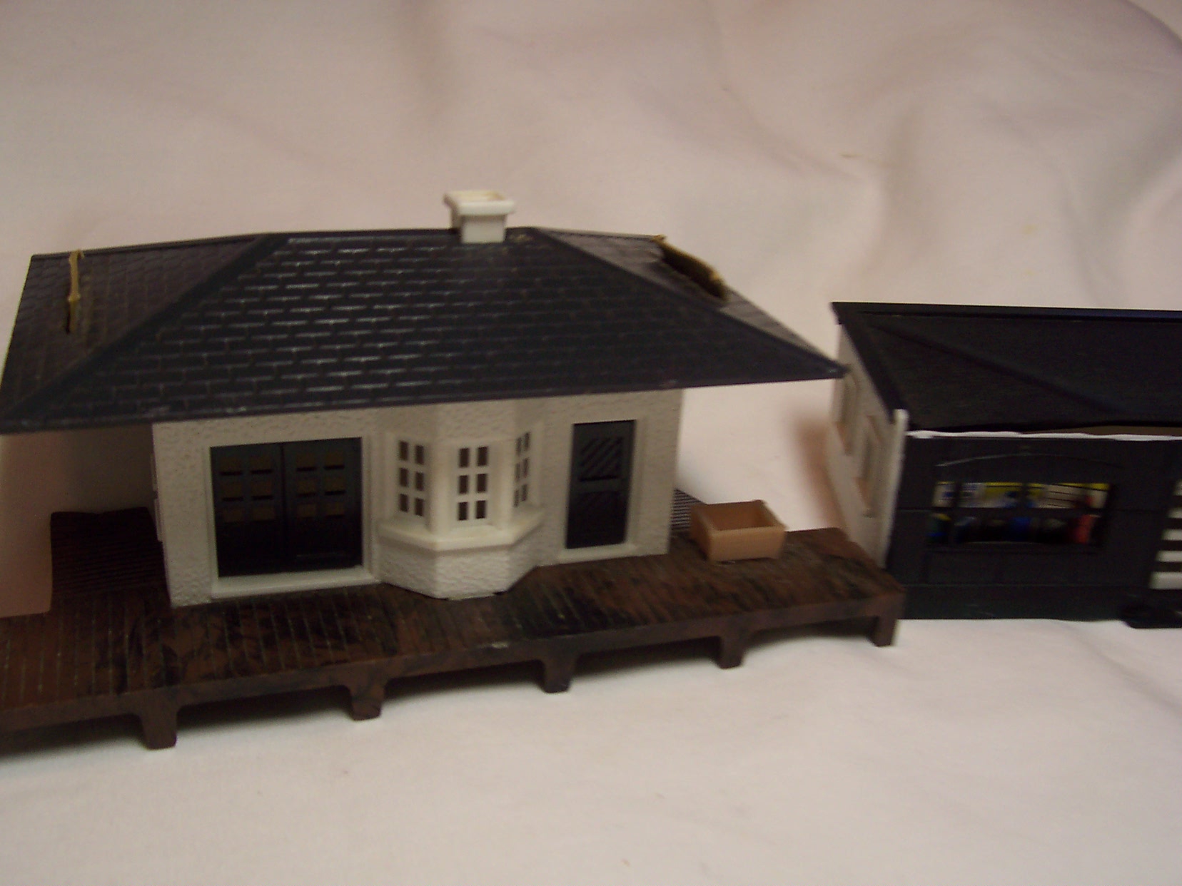 Plasticville Train Set Buildings Set of 2