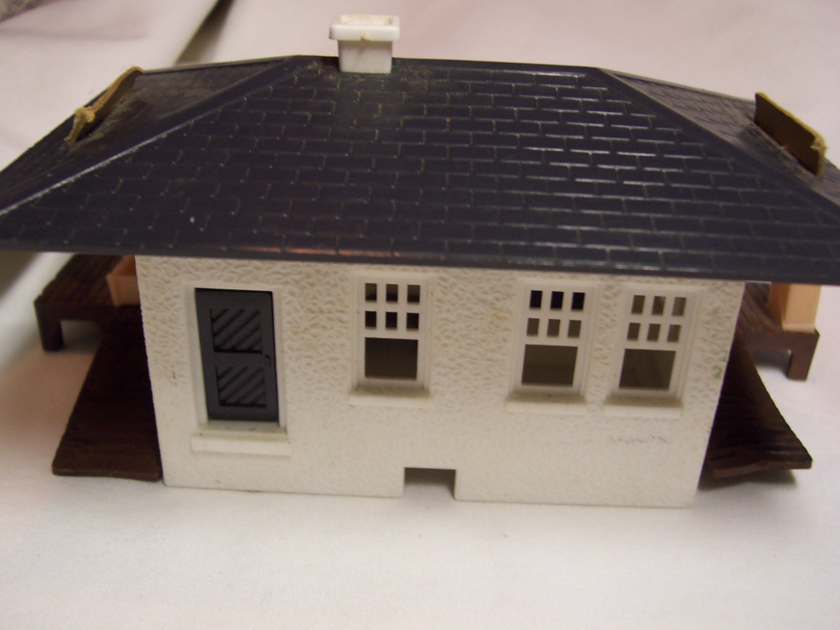 Plasticville Train Set Buildings Set of 2