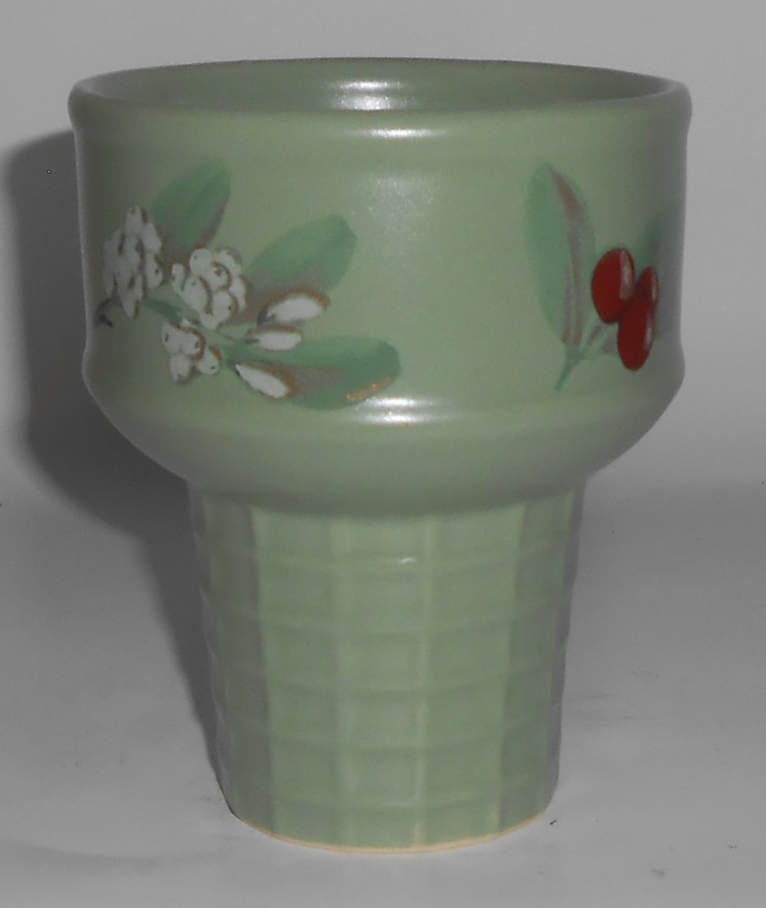 Pfaltzgraff Pottery Winterwood Green Ice Cream Cone