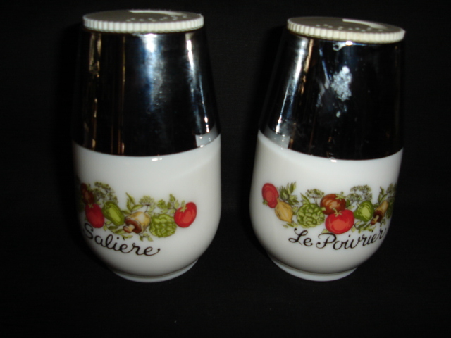 Pyrex Gemco Salt and Pepper Set