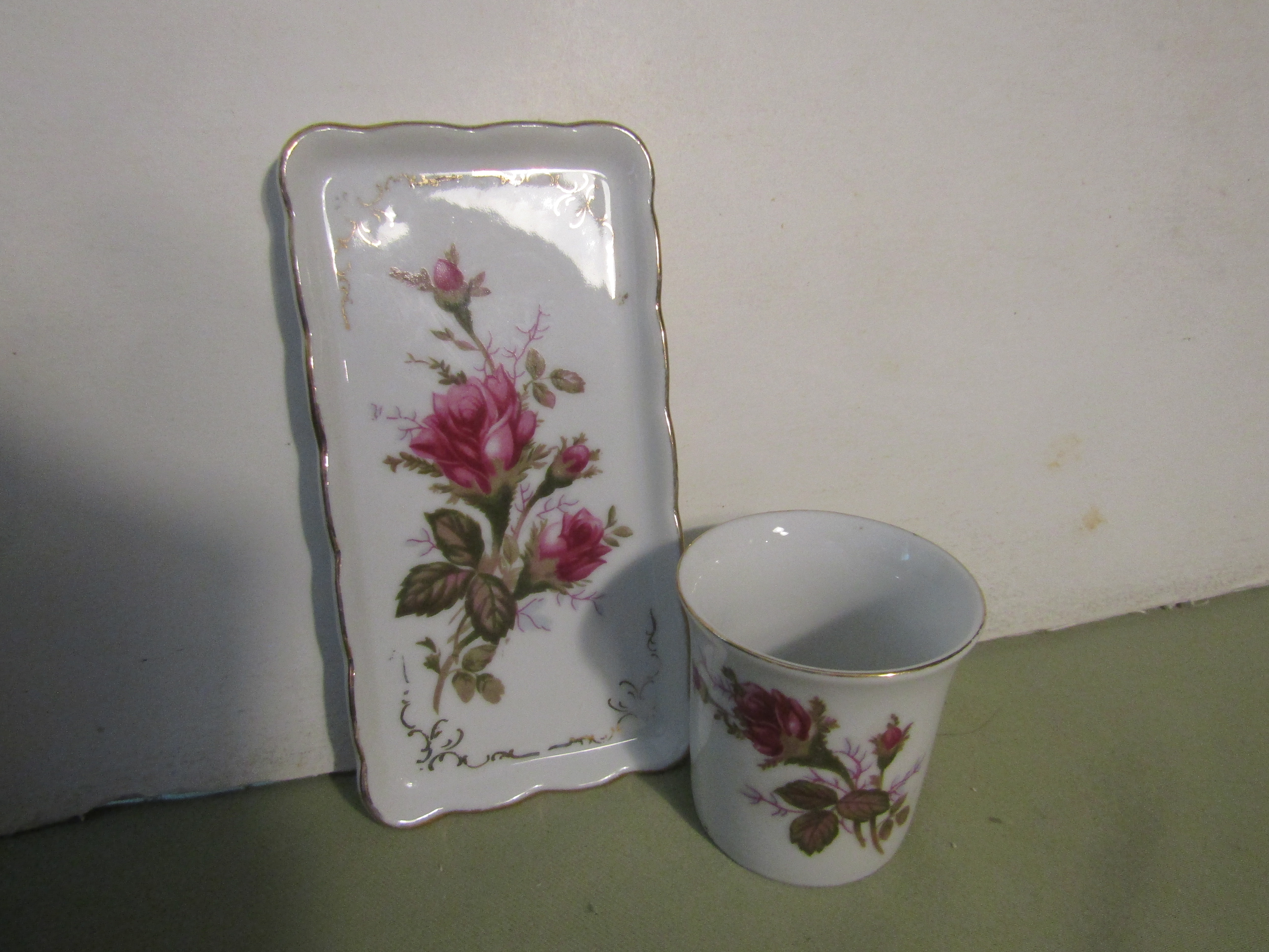 Royal Sealy Moss Rose Round Cigarette Holder and Tray