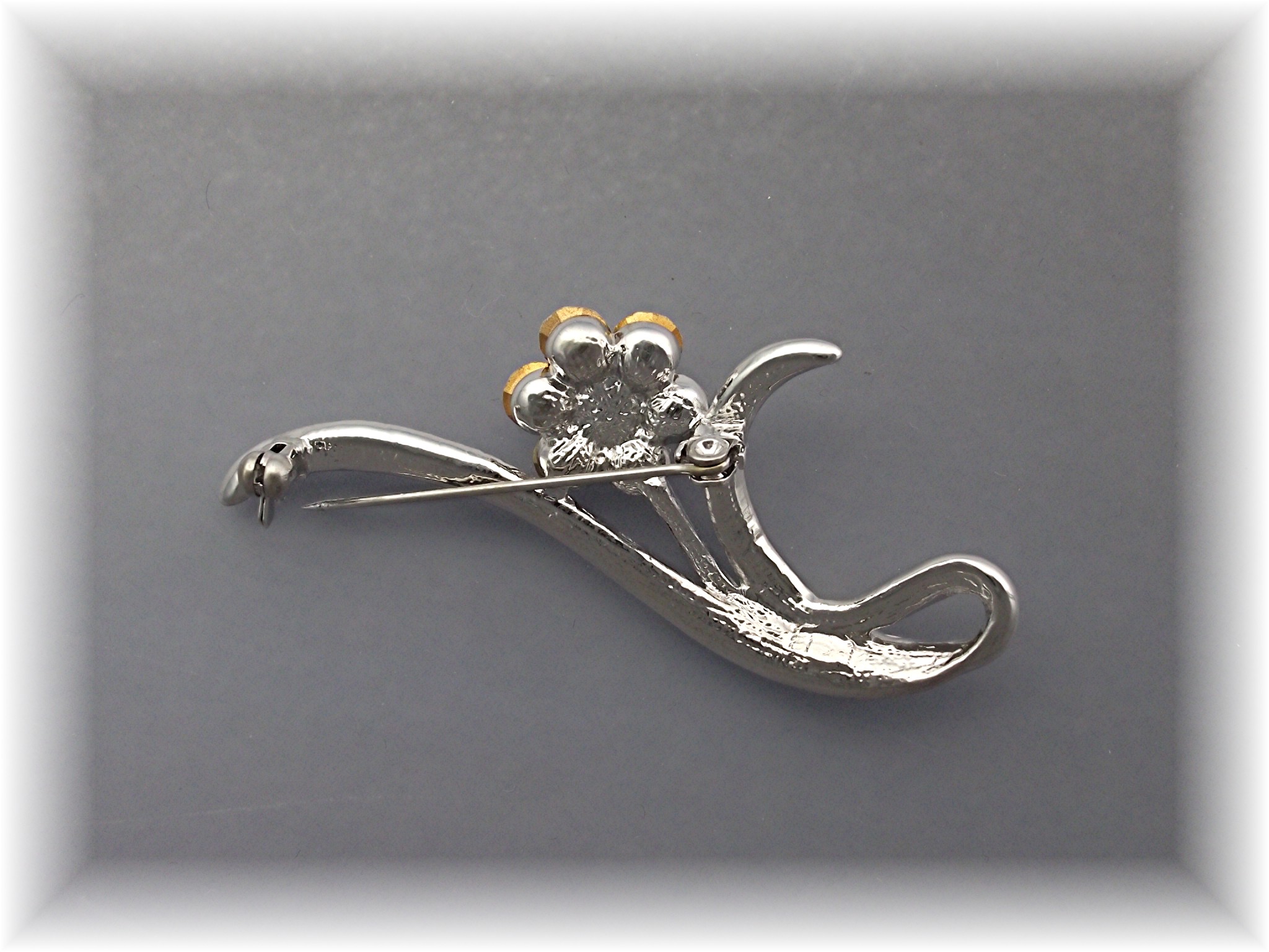 Brooch Pin Silvertone Rhinestone Flowers