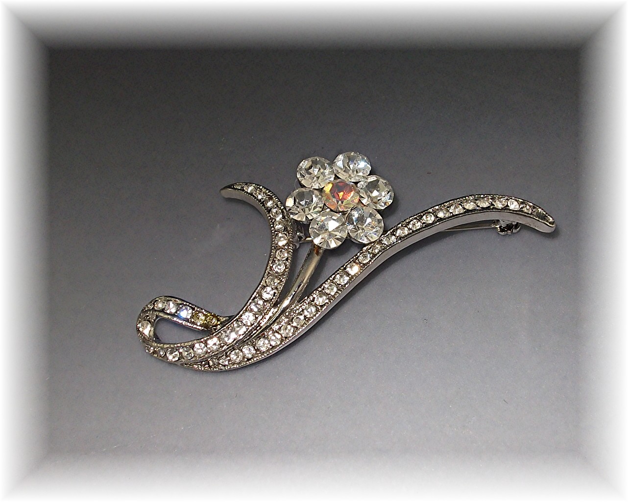 Brooch Pin Silvertone Rhinestone Flowers