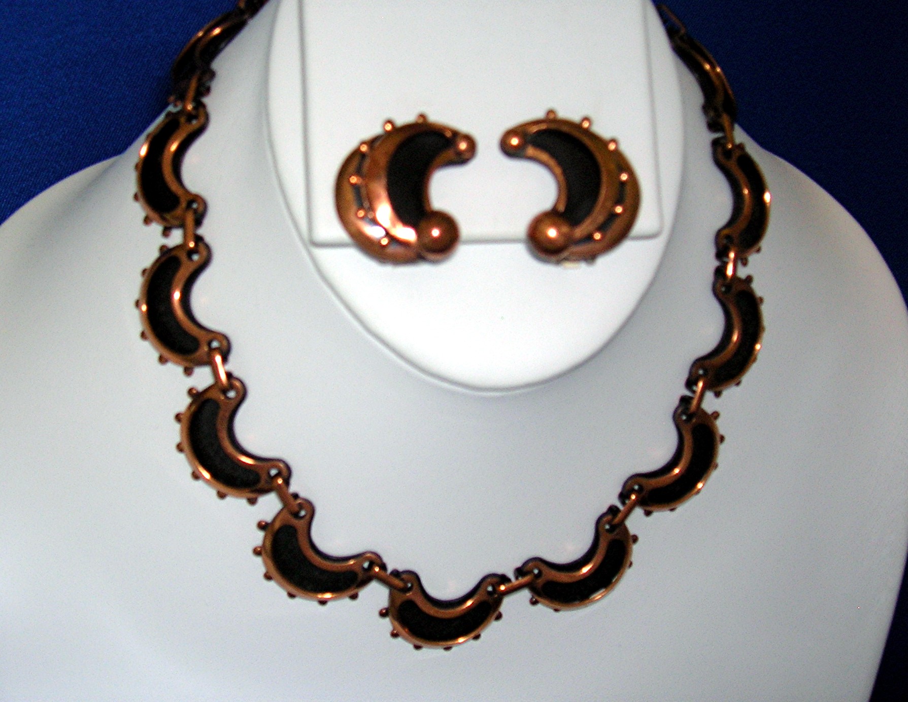 RENOIR Scallop Necklace and Clip Earrings