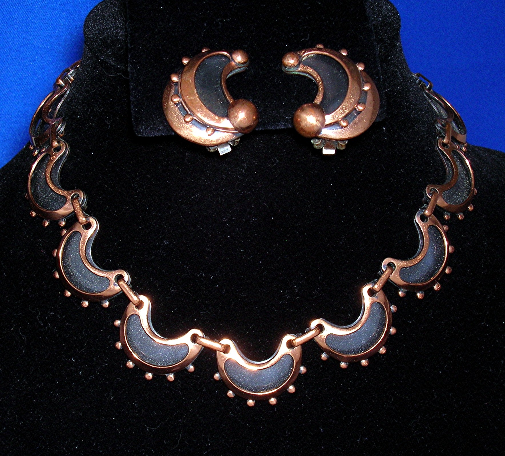 RENOIR Scallop Necklace and Clip Earrings