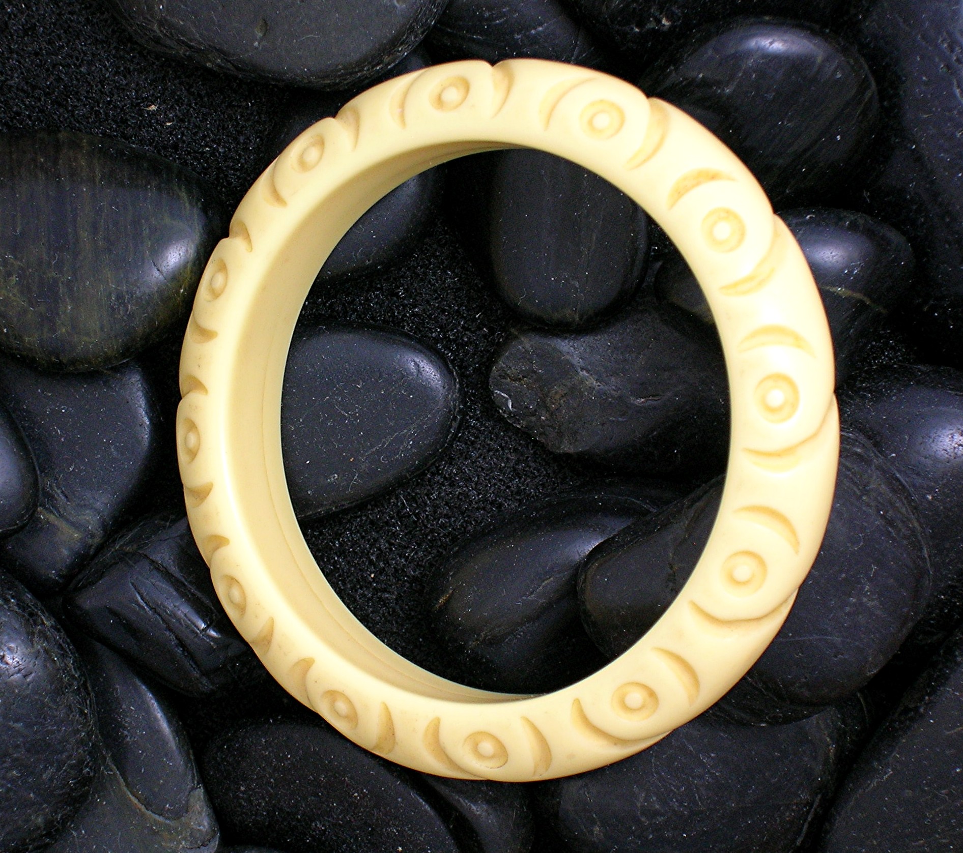 Bakelite Carved Cream Bangle Bracelet