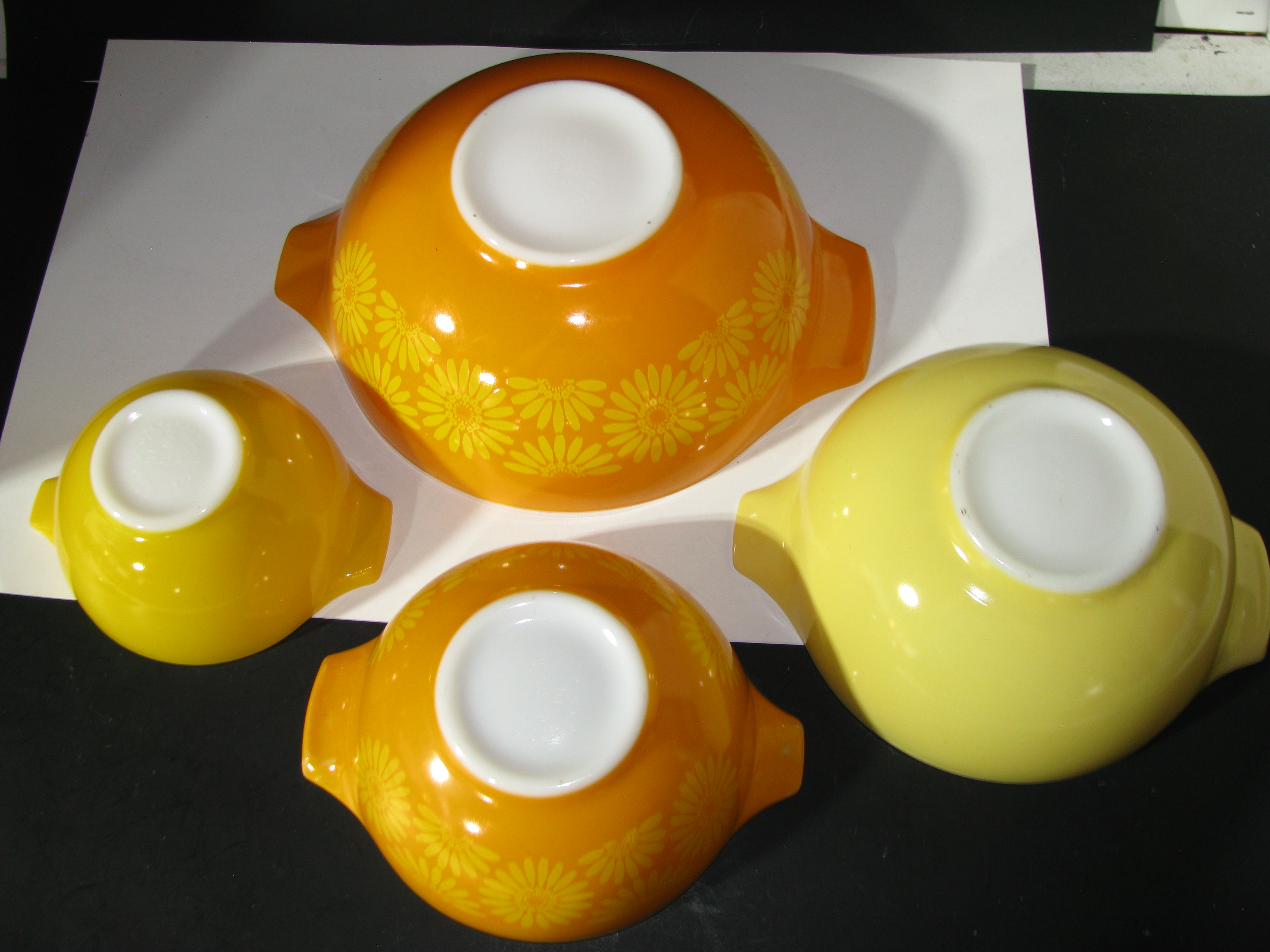 Vintage Pyrex Daisy Cinderella Bowls Set
