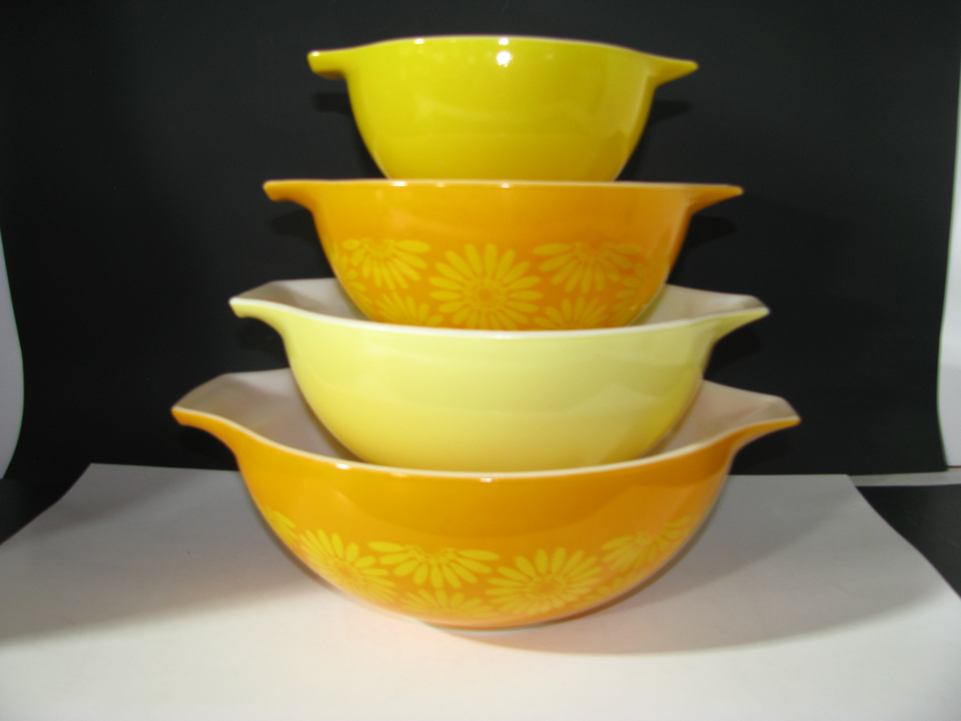 Vintage Pyrex Daisy Cinderella Bowls Set