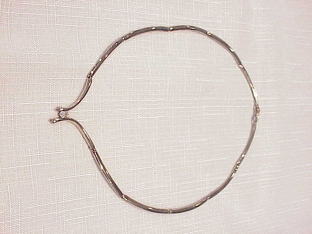 Modernistic Silver Tone Choker Necklace With Single Rhinestone