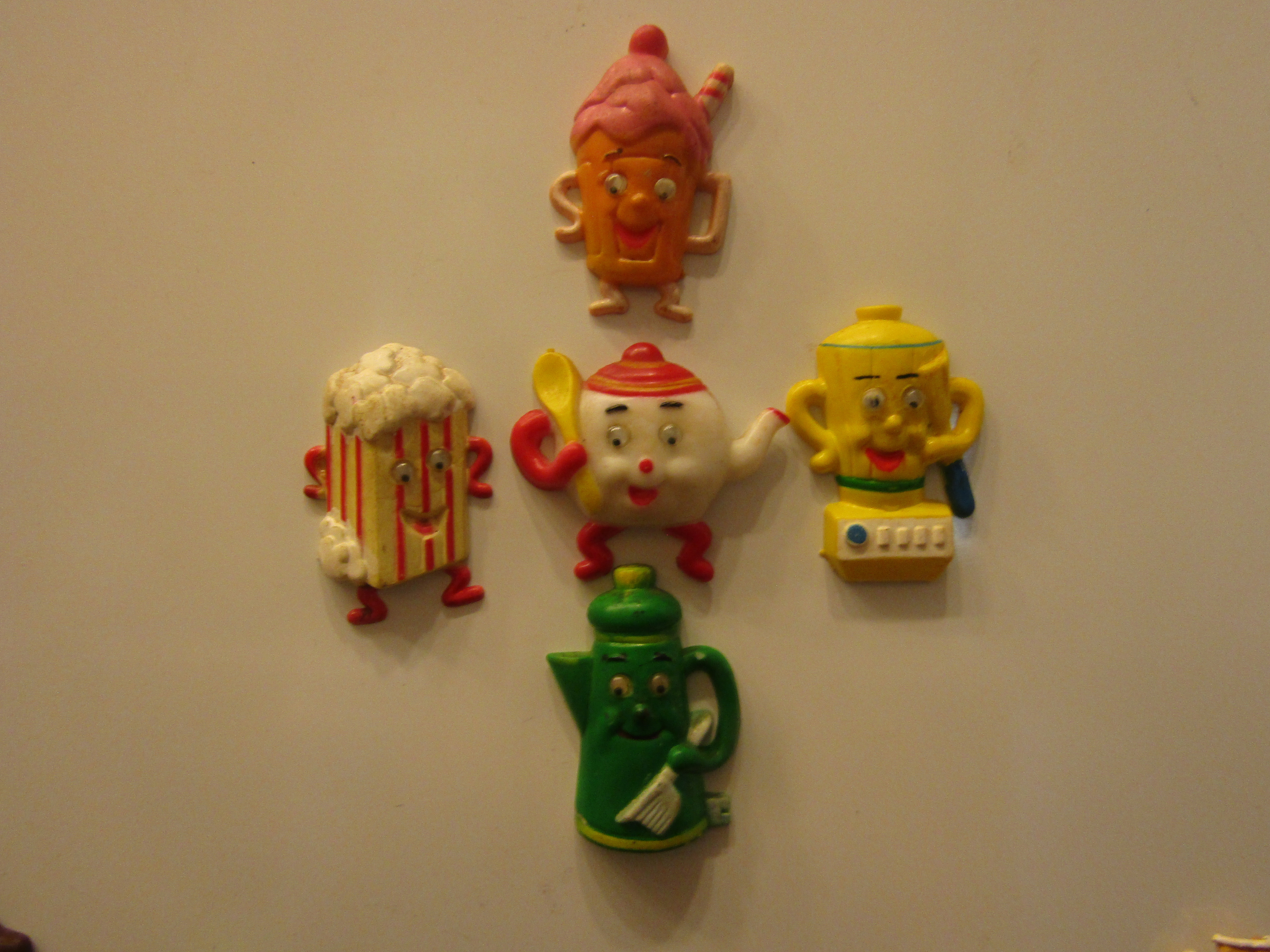 Collectable Plastic Wiggly Eye Beverage Magnet Set