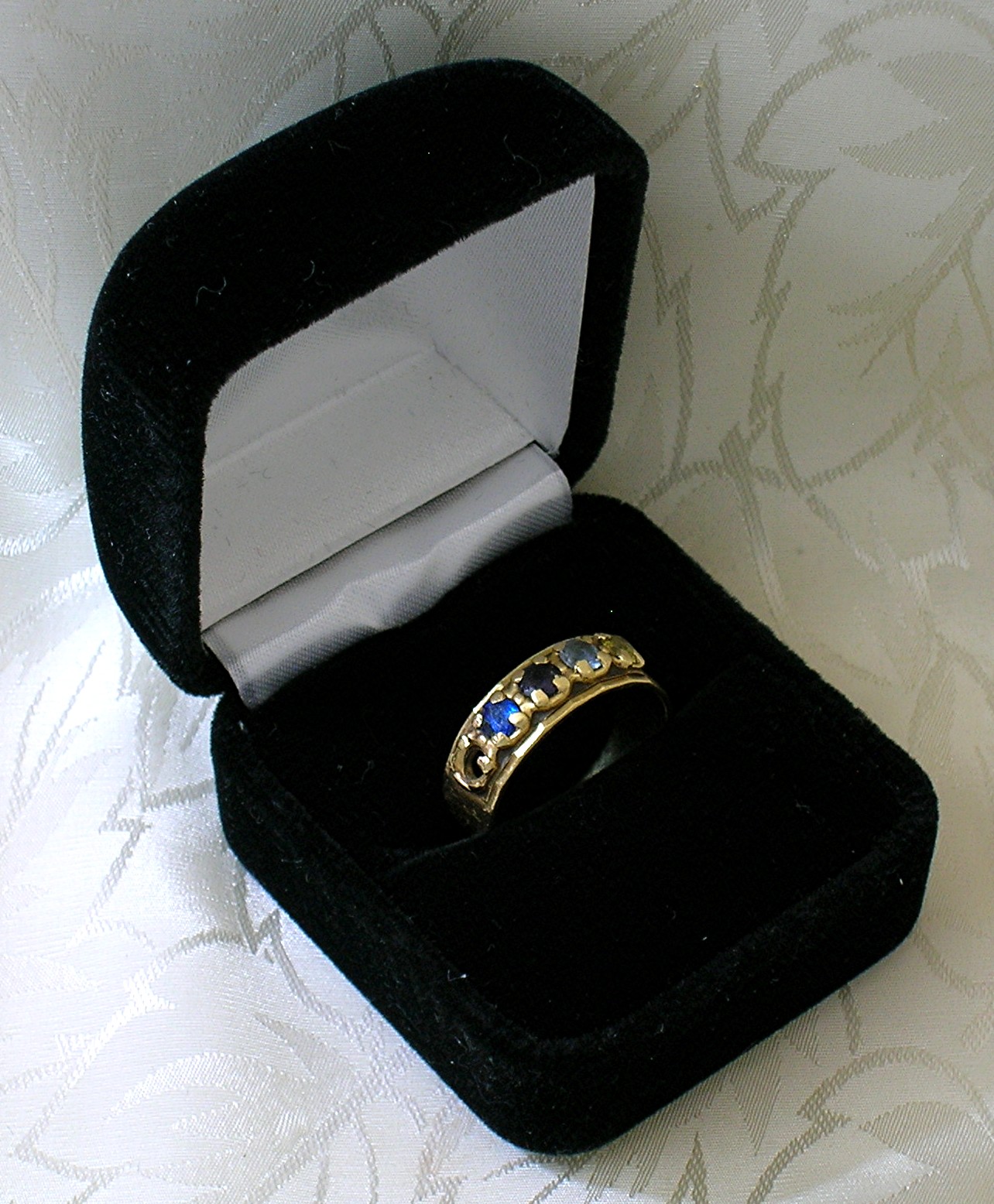 Ring 14K Yellow Gold  5 Stone Mothers Band  Ring