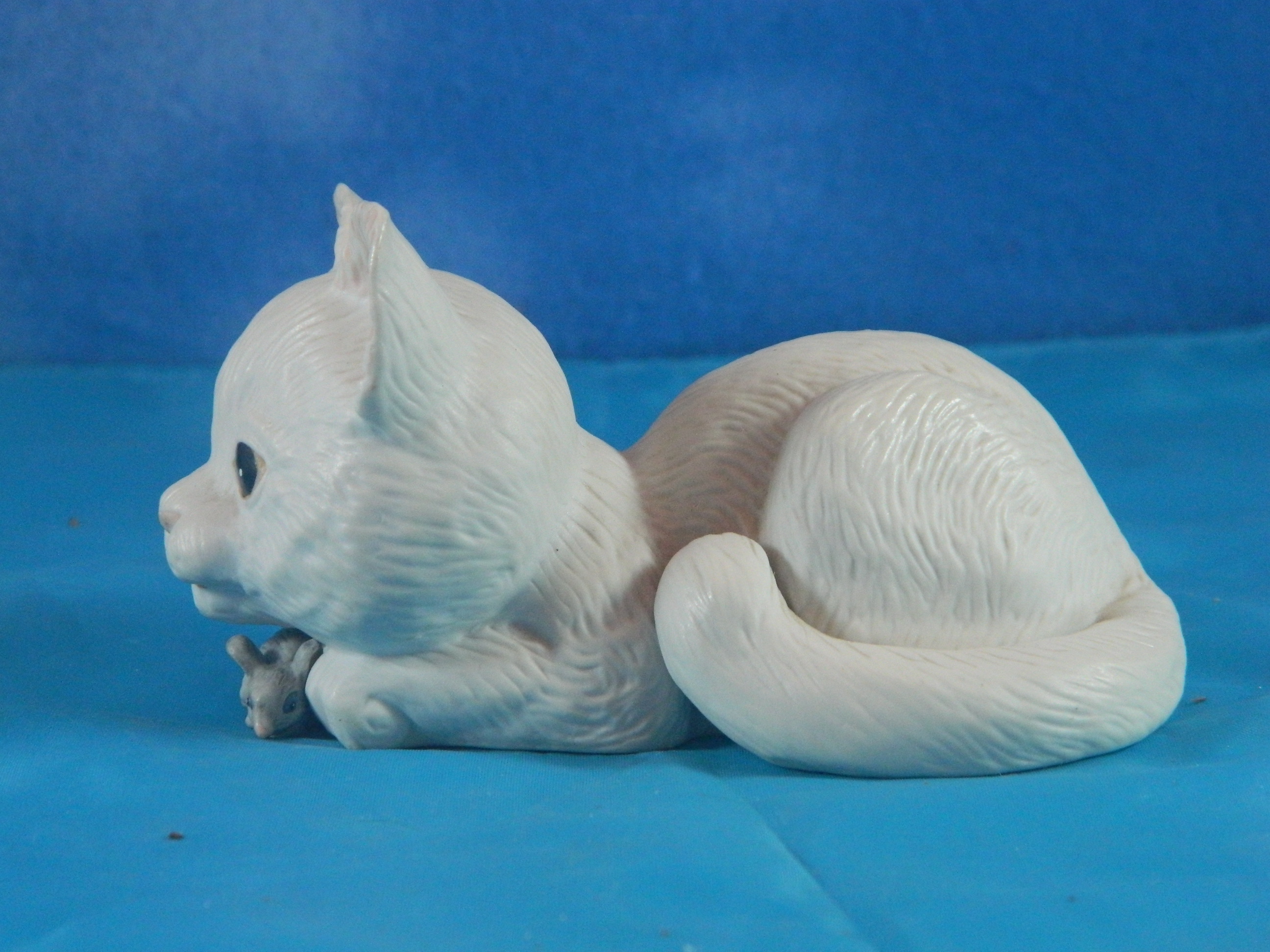 Enesco Kathy Wise Porcelain White Lying Cat with Mouse