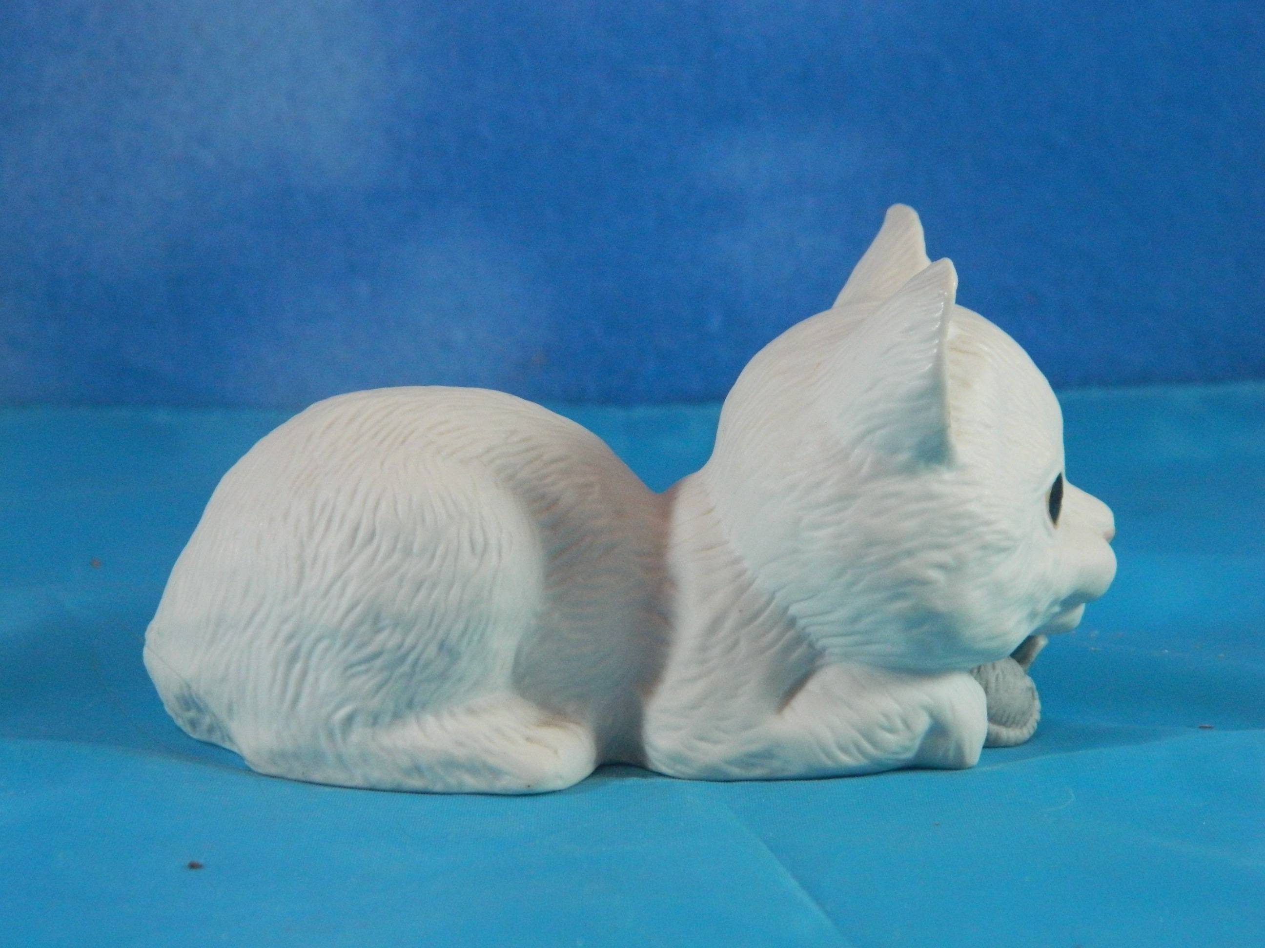 Enesco Kathy Wise Porcelain White Lying Cat with Mouse