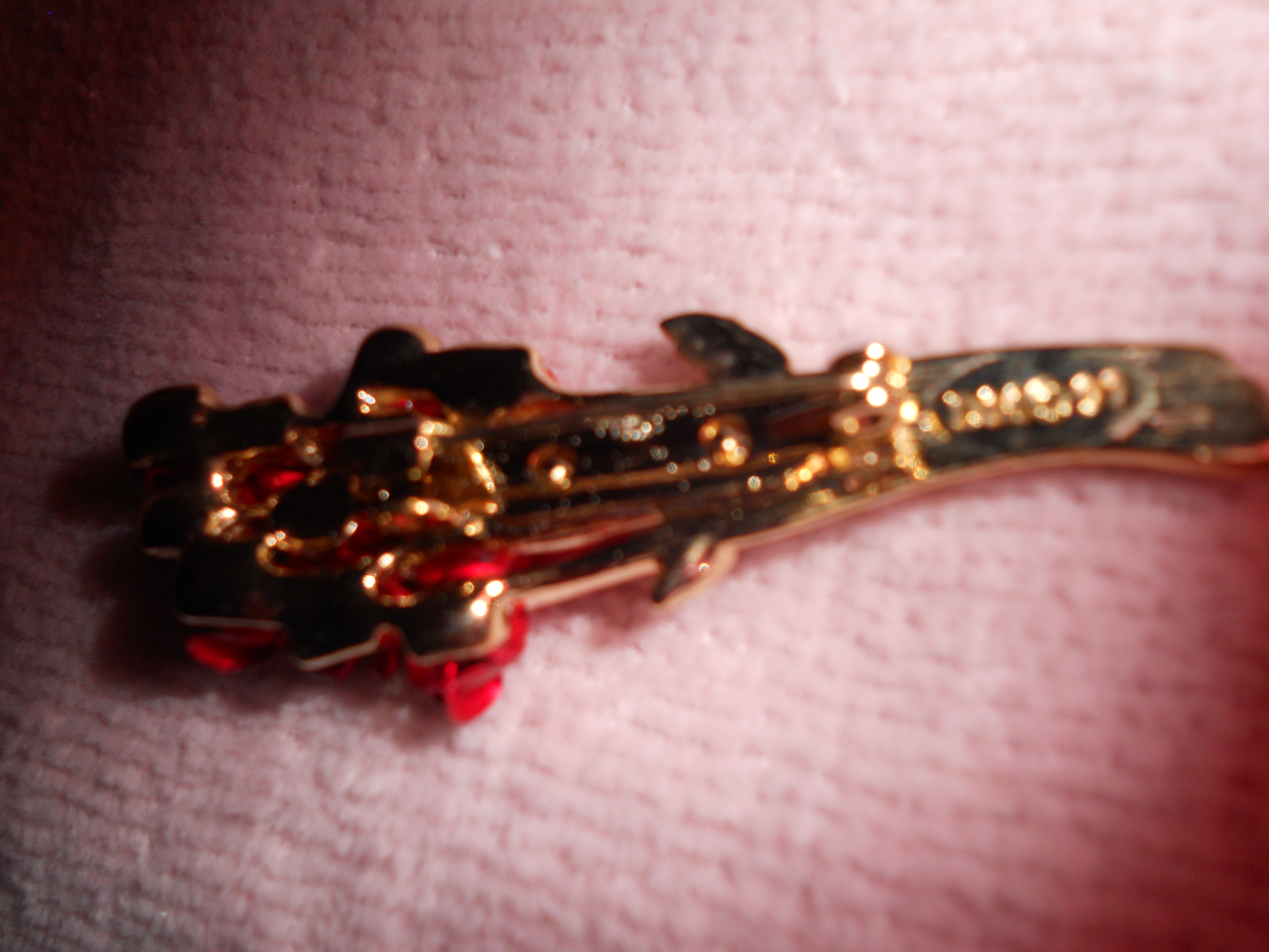 DM 97 Bouquet of Roses Pin on Gold