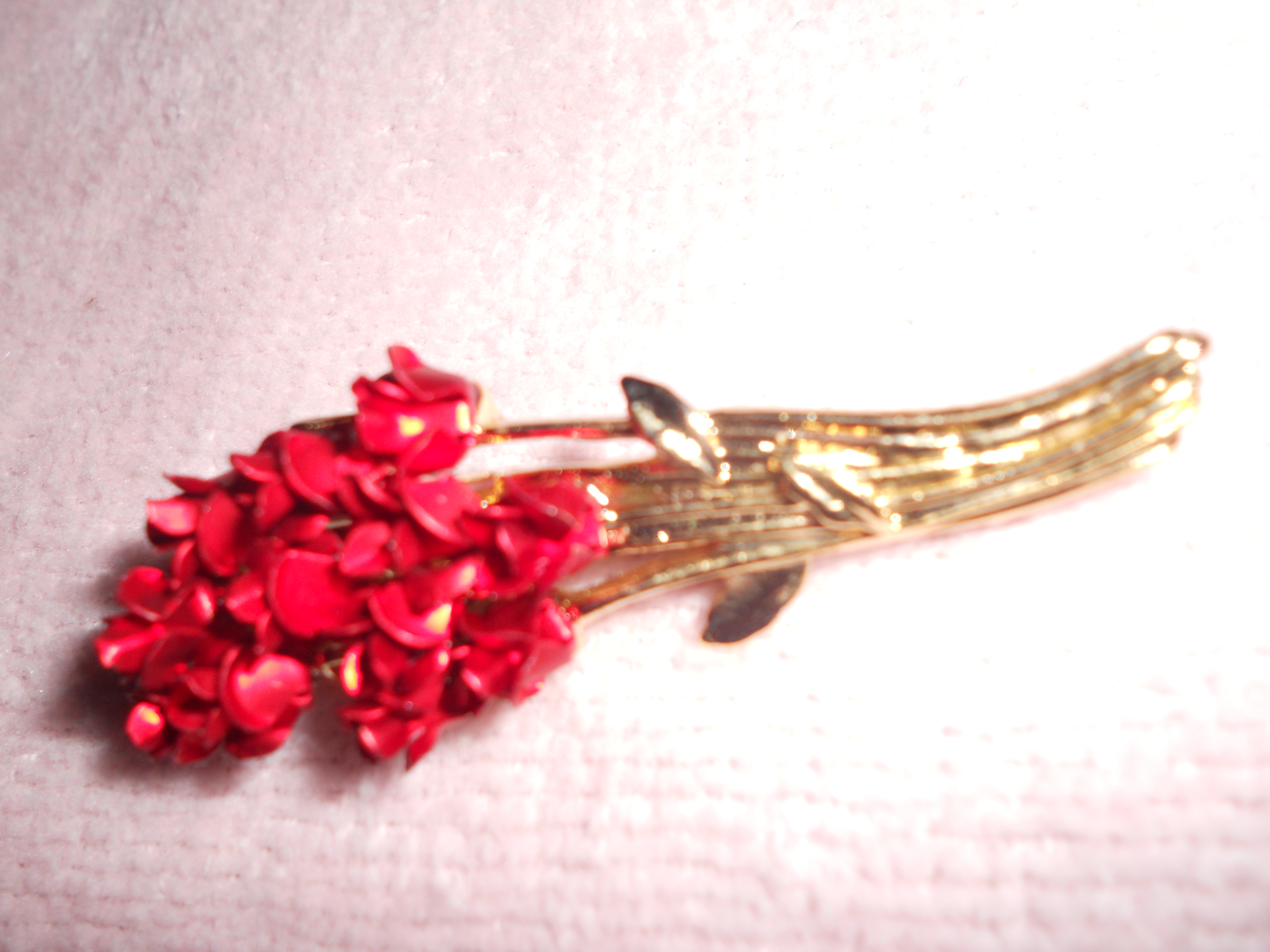 DM 97 Bouquet of Roses Pin on Gold