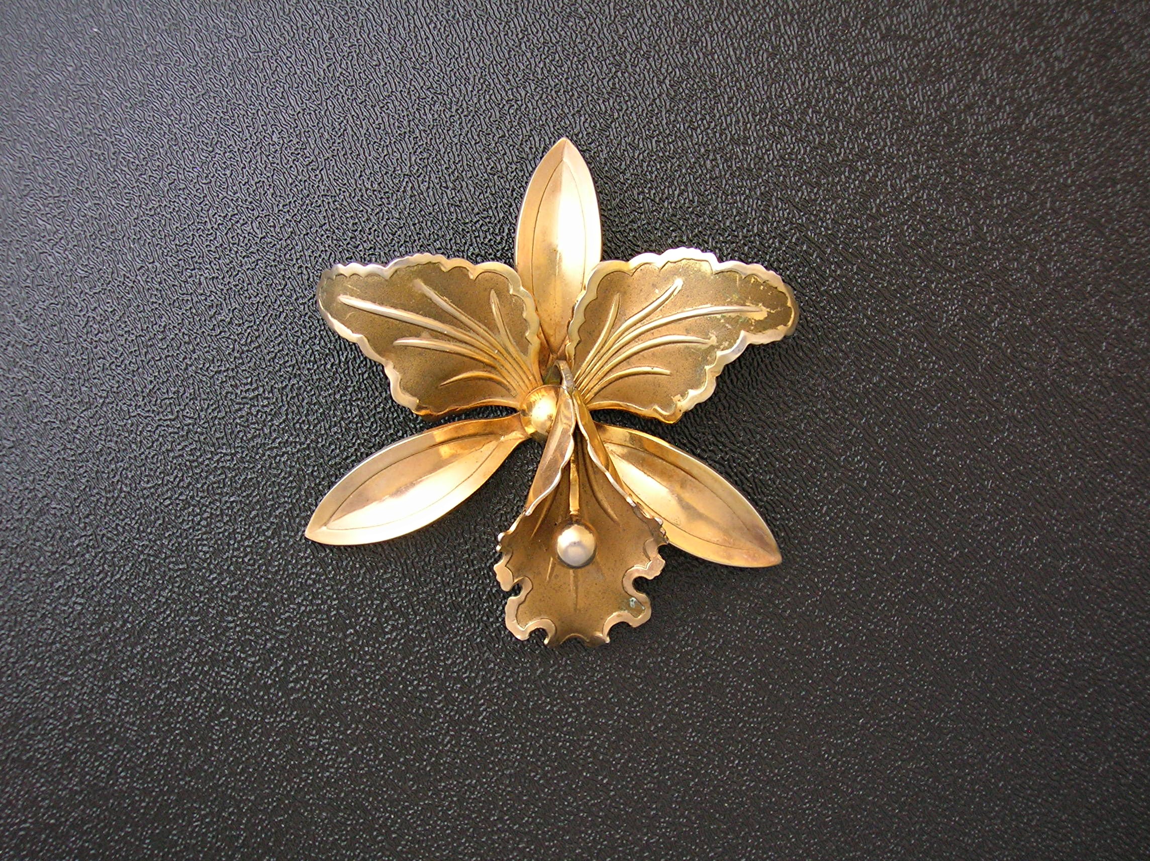 Flower Brooch Goldtone Vintage 60s