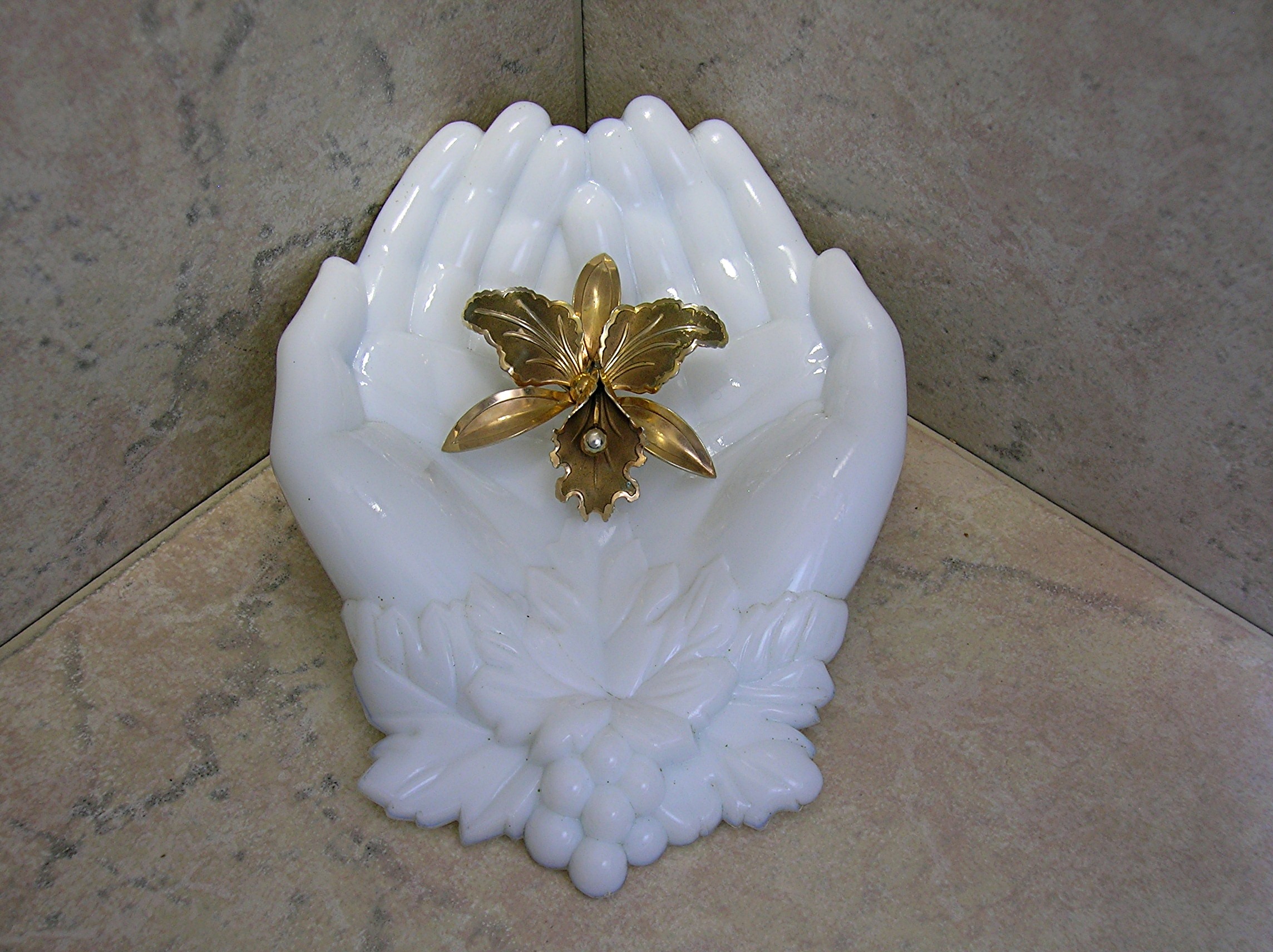 Flower Brooch Goldtone Vintage 60s