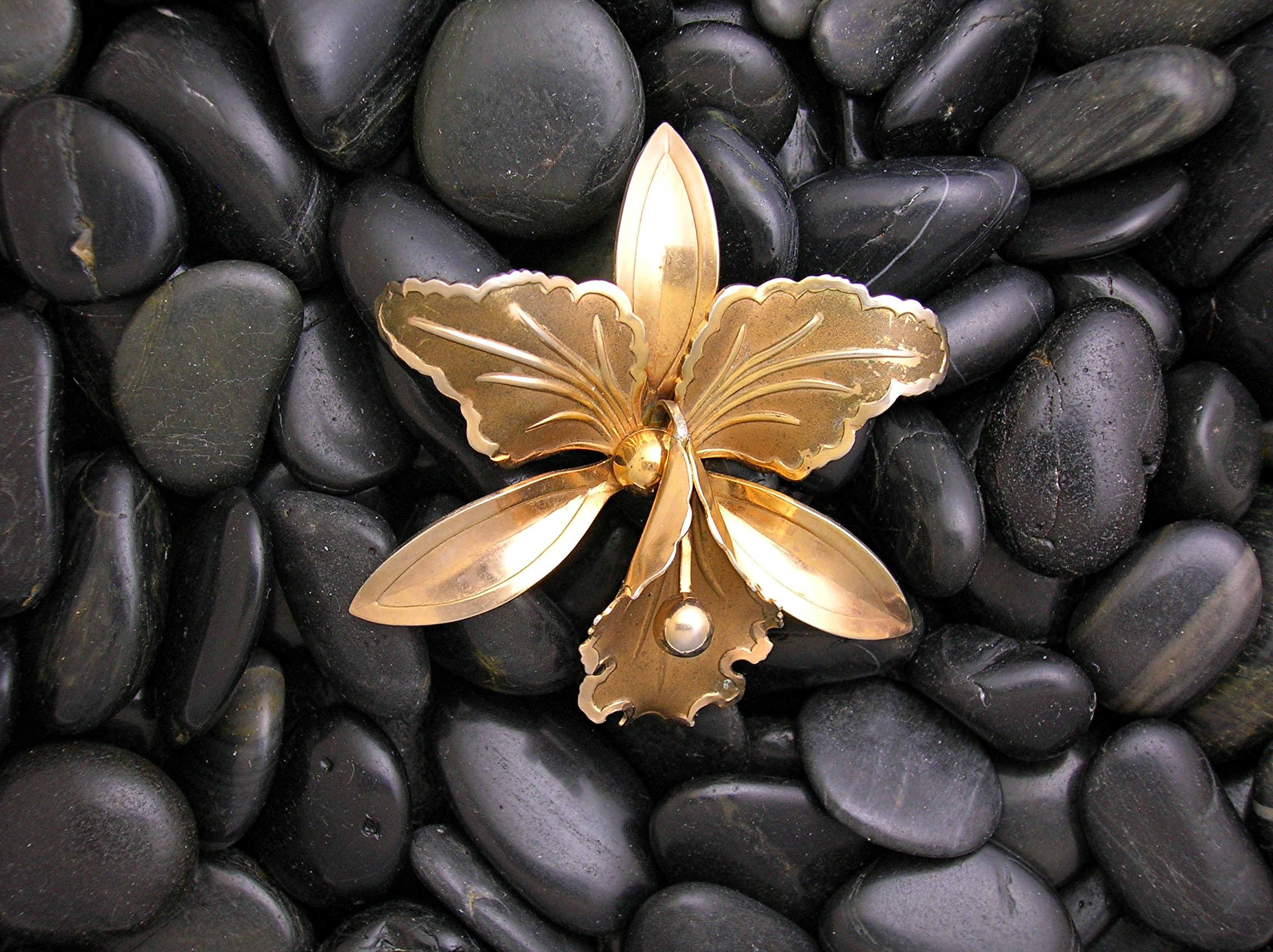 Flower Brooch Goldtone Vintage 60s